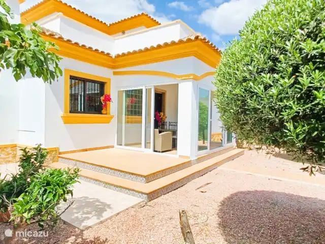 villa en España, Costa Blanca, Hondón de las Nieves – Casa Lila - piscina privada y parque infantil Vista al jardín y al porche