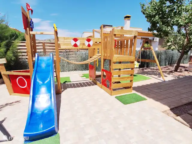 villa en España, Costa Blanca, Hondón de las Nieves – Casa Lila - piscina privada y parque infantil Parque infantil privado con tobogán, columpios y estructura de escalada