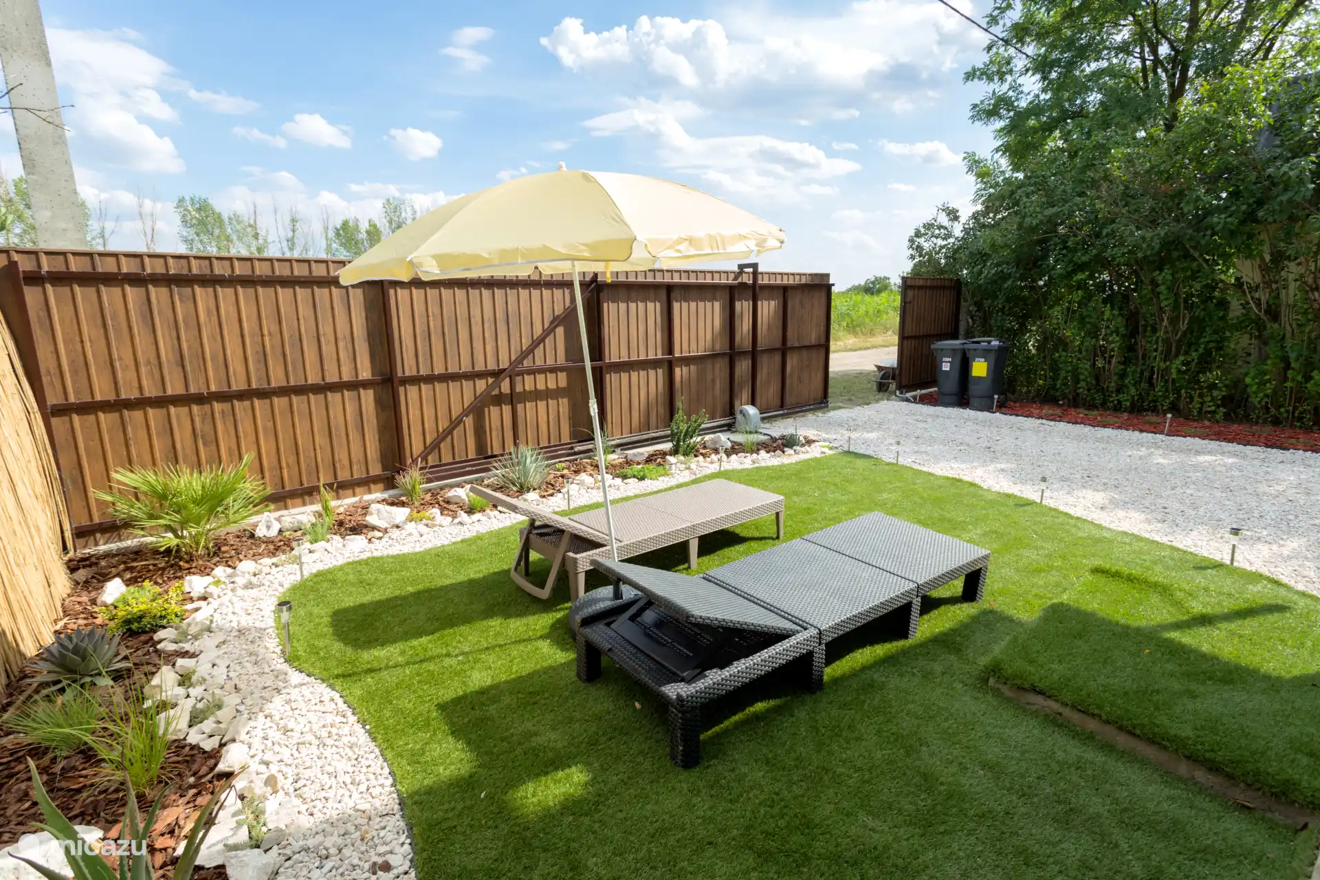 Installez-vous sur une chaise longue sous le parasol et laissez le monde derrière vous pendant un moment, au milieu de votre propre jardin privé méditerranéen.