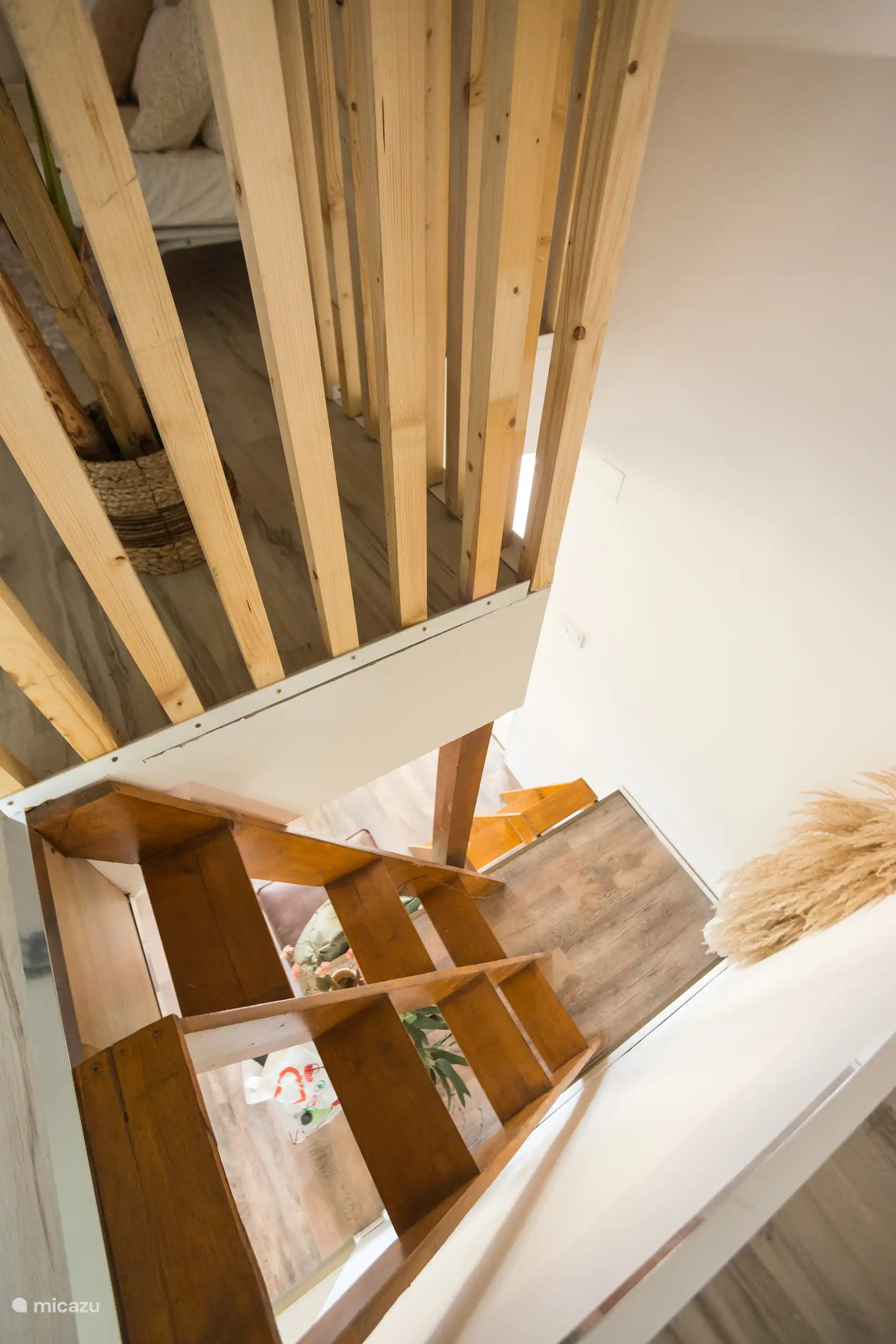 Notre escalier fait à la main avec des marches alternées intelligentes est un véritable accroche-regard. Mais à cause de cela, notre maison n’est malheureusement pas adaptée aux enfants.