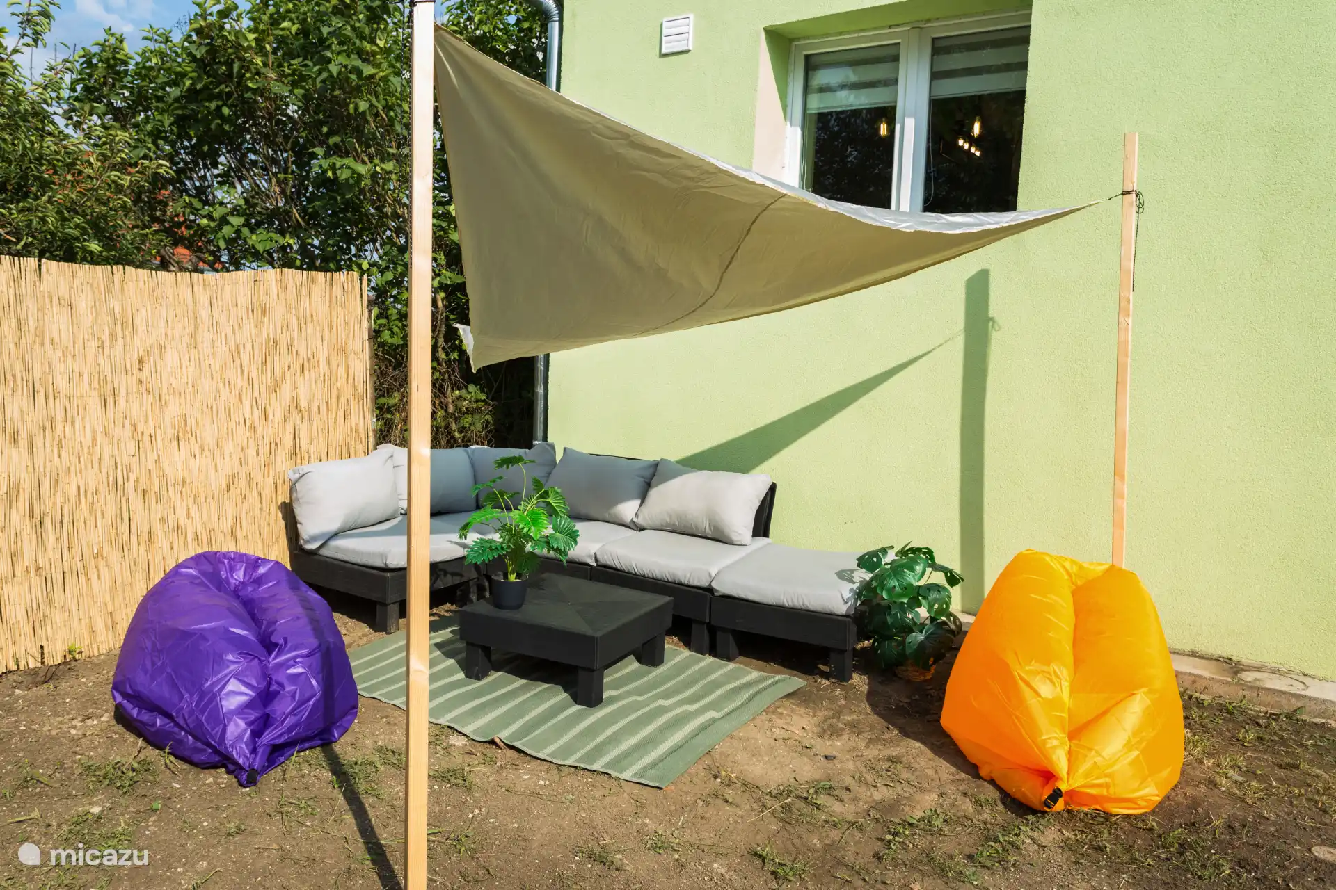 Détendez-vous à l’ombre avec un bon livre et une boisson fraîche.