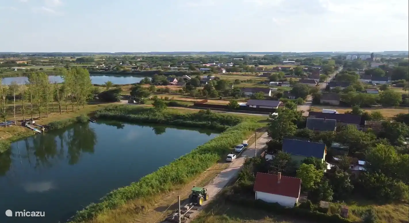 Un endroit où vous vous réveillez avec les oiseaux, pas avec la circulation. C’est la vue de notre quartier - la paix, l’espace et le son pur de la campagne.