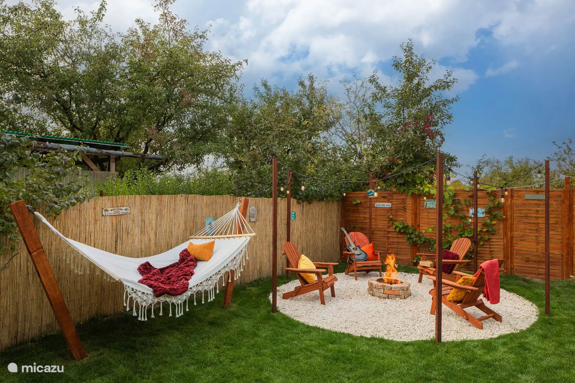 Een tuin vol charme: relax in de hangmat, maak smores bij het vuur of droom weg met een boek op de loungebank. Alles aan deze plek nodigt uit tot rust, verbinding en buitenleven in alle seizoenen.