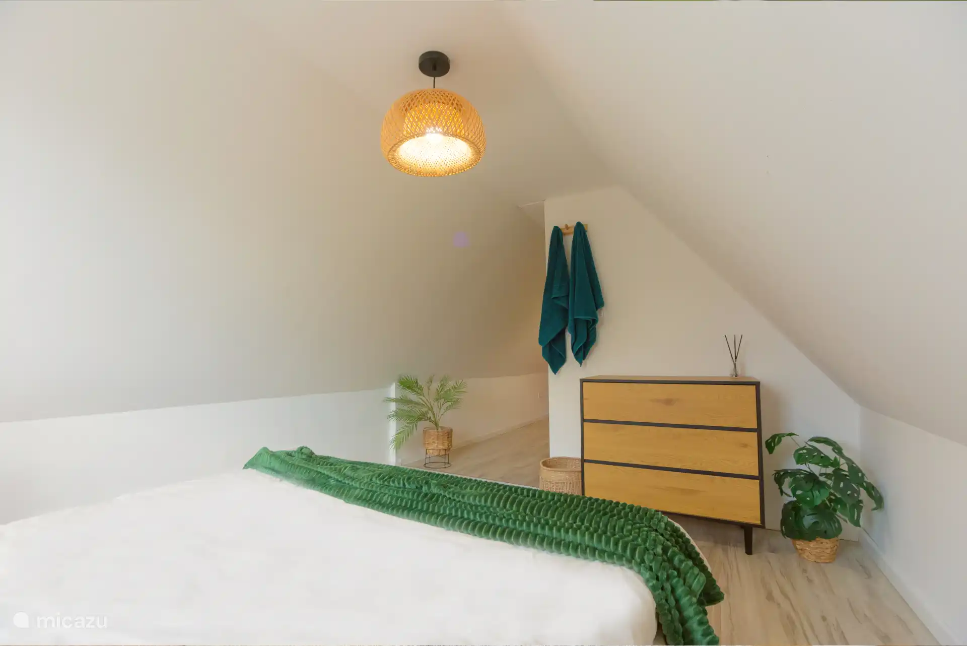 Une chambre lumineuse et calme avec des tons doux et des accents naturels. Rampez sous les couvertures, respirez profondément et sentez le silence vous endormir lentement.