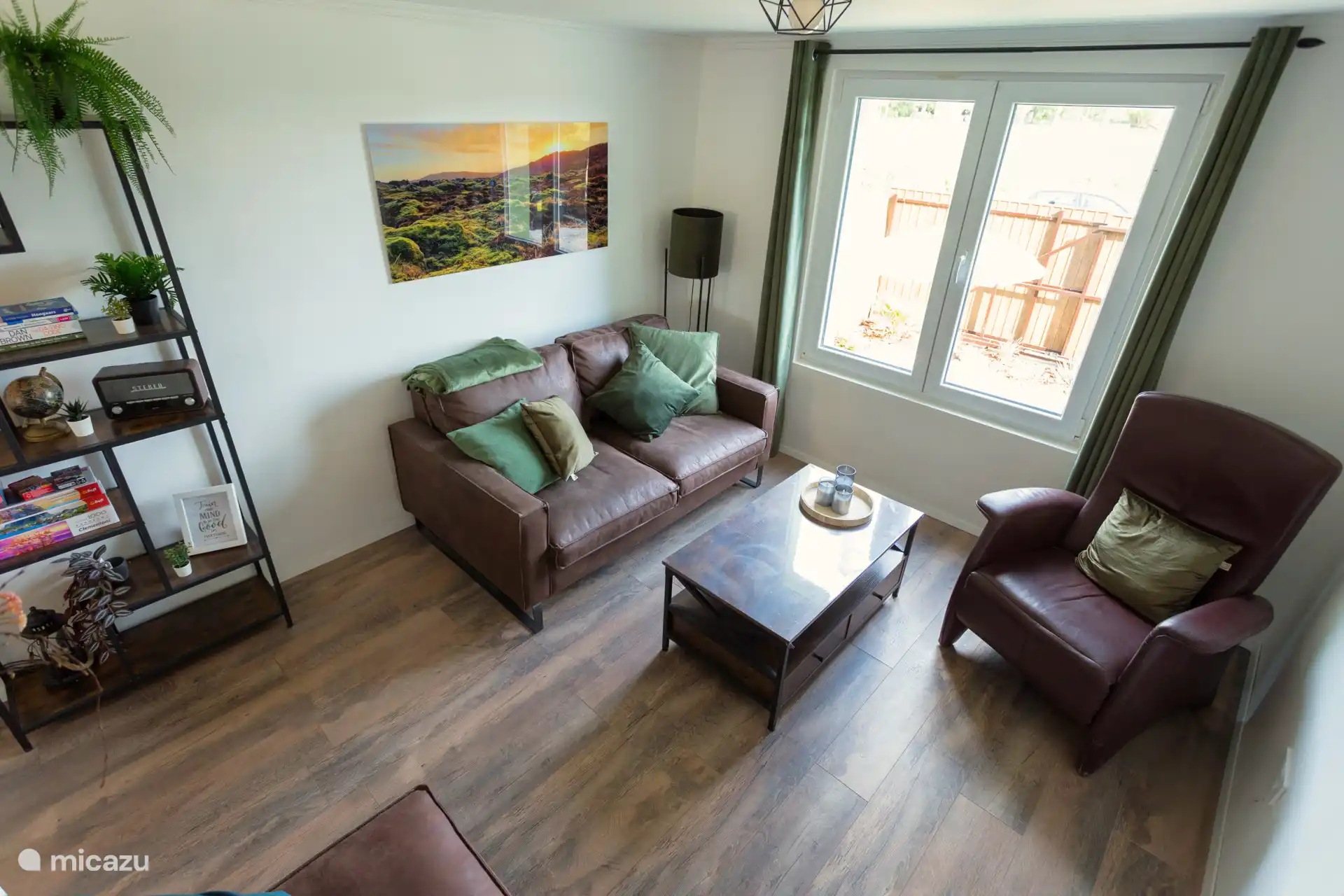 Notre salon est fait pour la détente - blottissez-vous sous une couverture avec un bon livre ou écoutez les oiseaux gazouiller à l’extérieur.