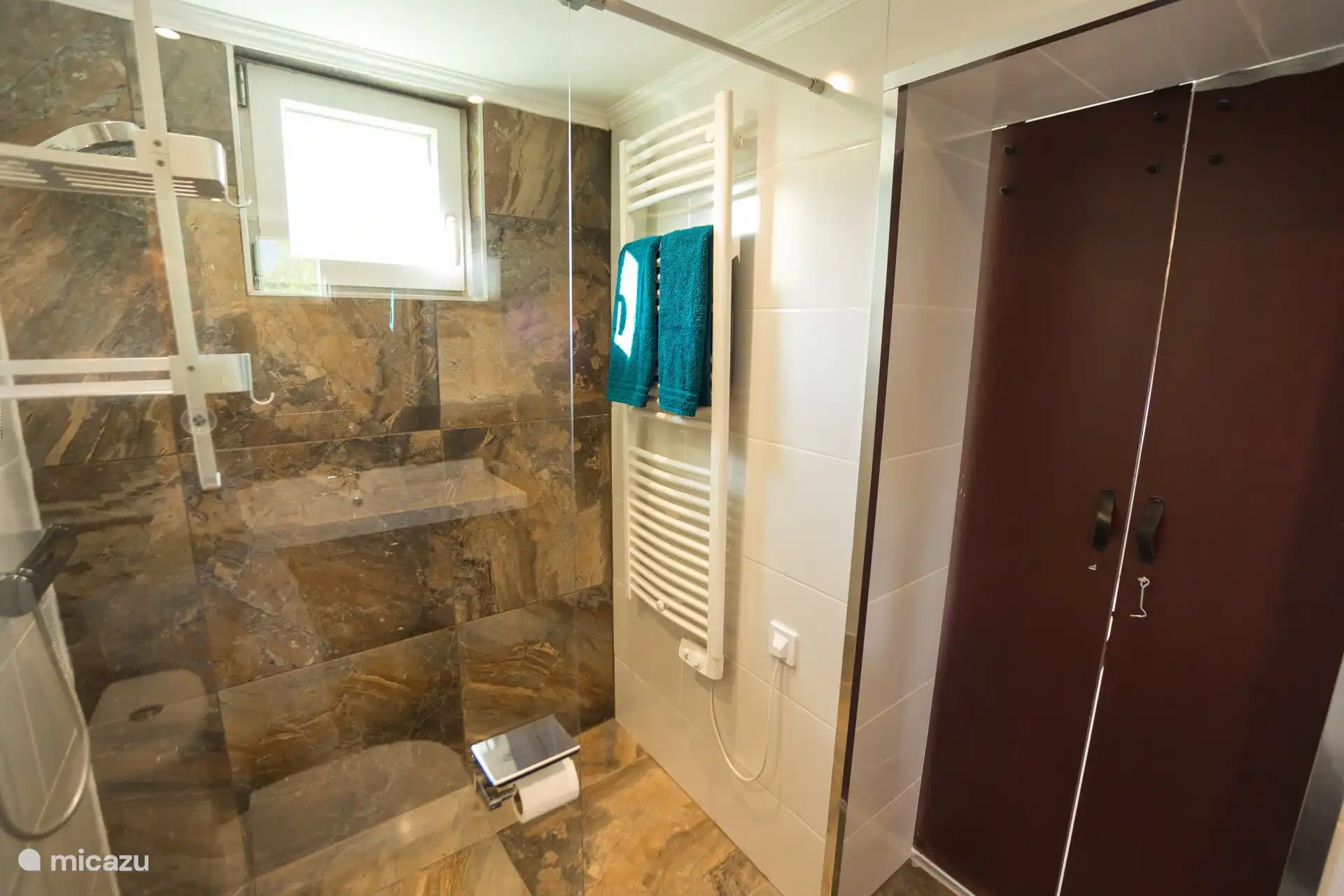 Le sèche-serviettes électrique fournit de belles serviettes chaudes après chaque douche.