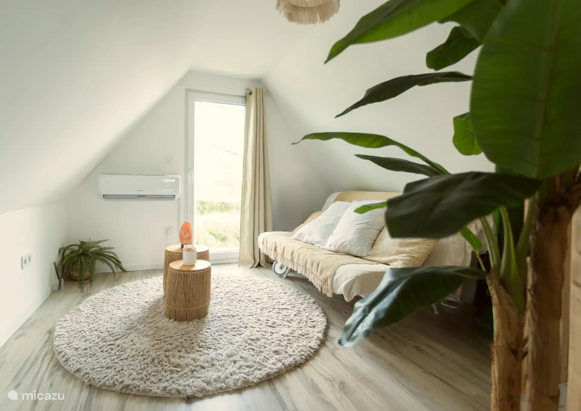 Commencez votre journée dans la véranda, où les premiers rayons du soleil tombent doucement. Parfait pour une méditation tranquille ou un moment pour vous-même alors que le monde se réveille.