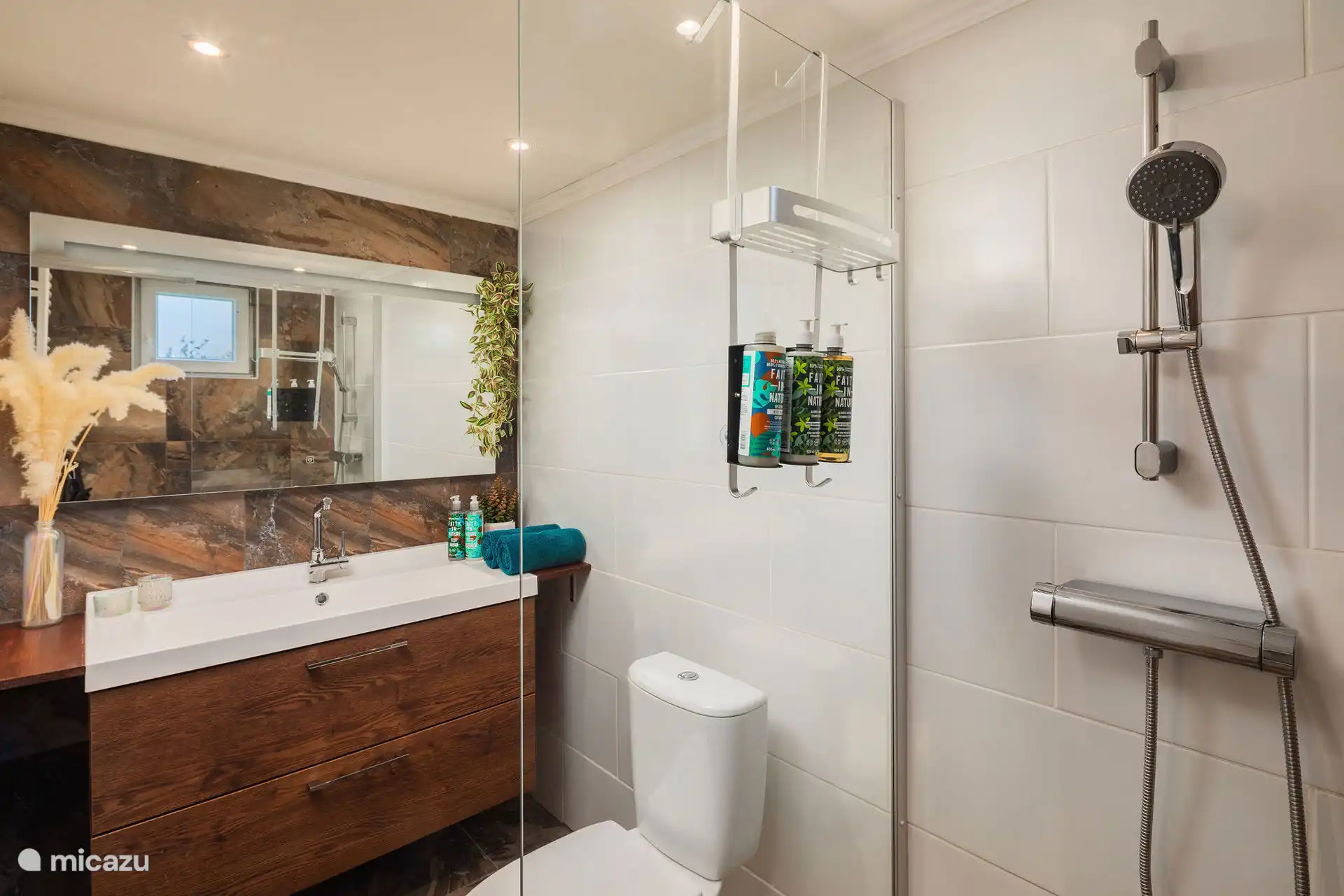 In onze frisse, moderne badkamer vind je alles voor een ontspannen moment: met een krachtige douche, verzorgingsproducten van Faith in Nature en luxe zachte handdoeken.