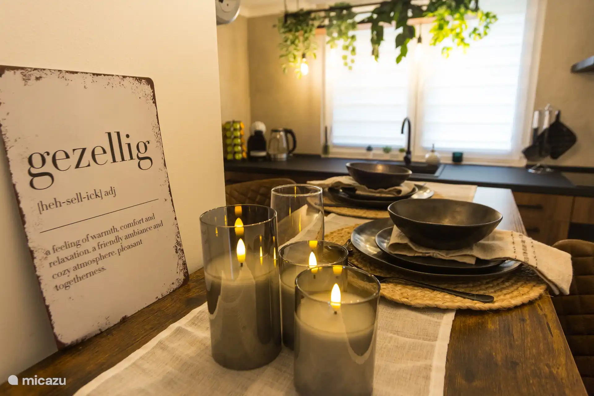 Le confort dans les moindres détails : la lumière des bougies, les couleurs rustiques de la vaisselle et les accents chaleureux font de ce bar l’endroit idéal pour de longues soirées, de bonnes conversations et de bons moments ensemble.