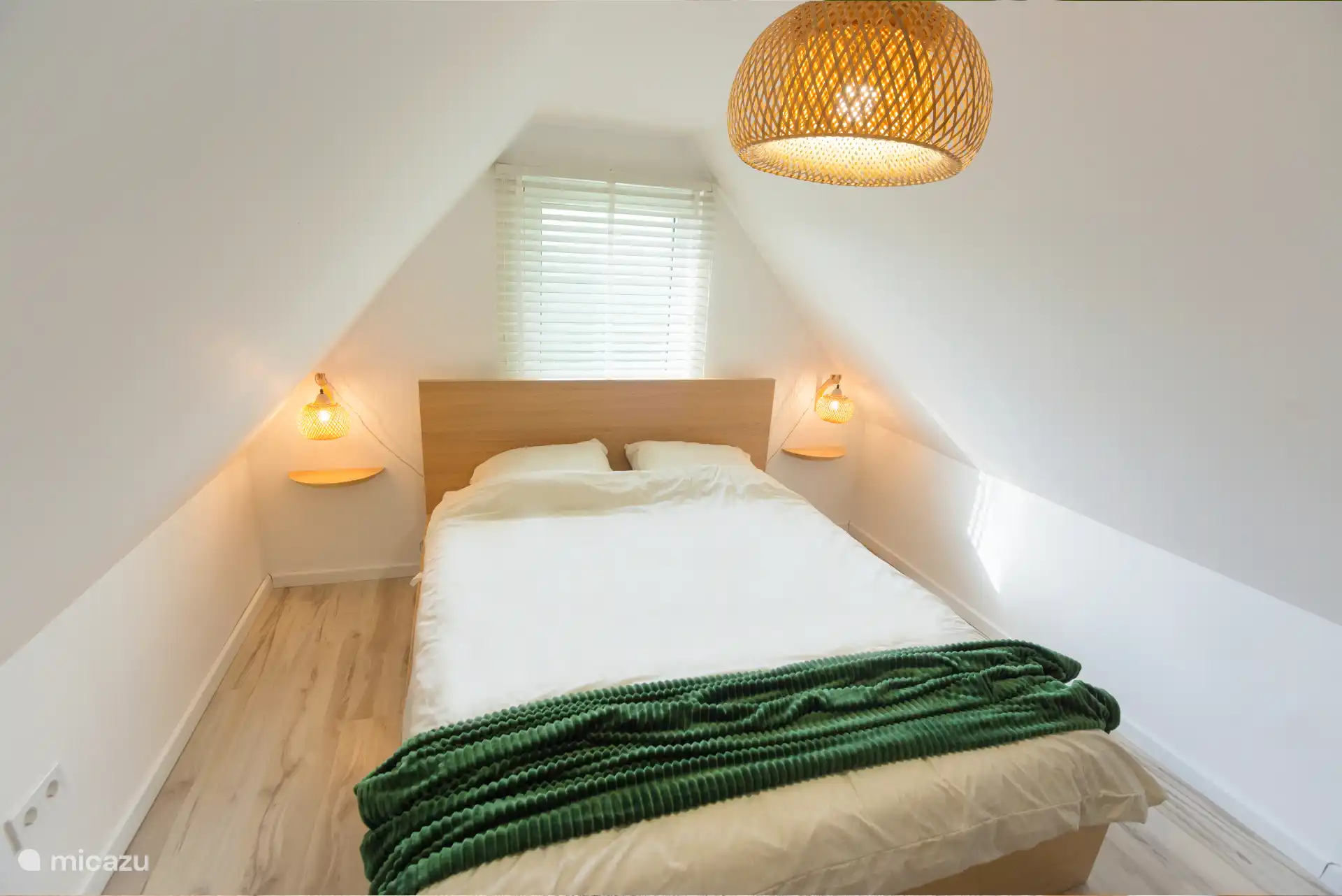 Réveillez-vous avec la douce lumière du matin dans cette chambre fraîche et romantique.