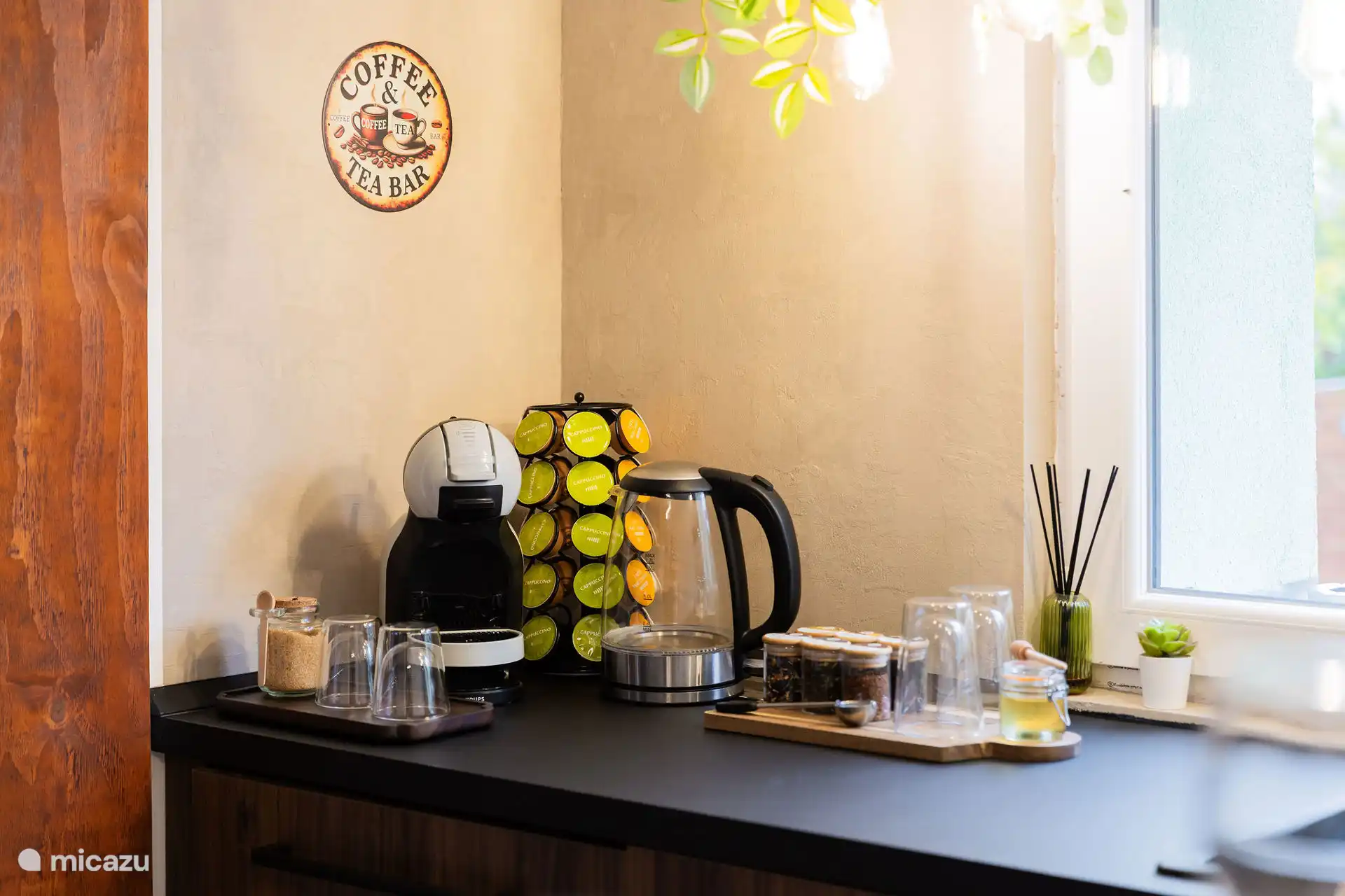 In dit hoekje start je je ochtend in alle rust met een selectie aan verse theesoorten, honing, rietsuiker en koffiecups. Neem plaats aan de bar, terwijl je de dag langzaam op gang laat komen.