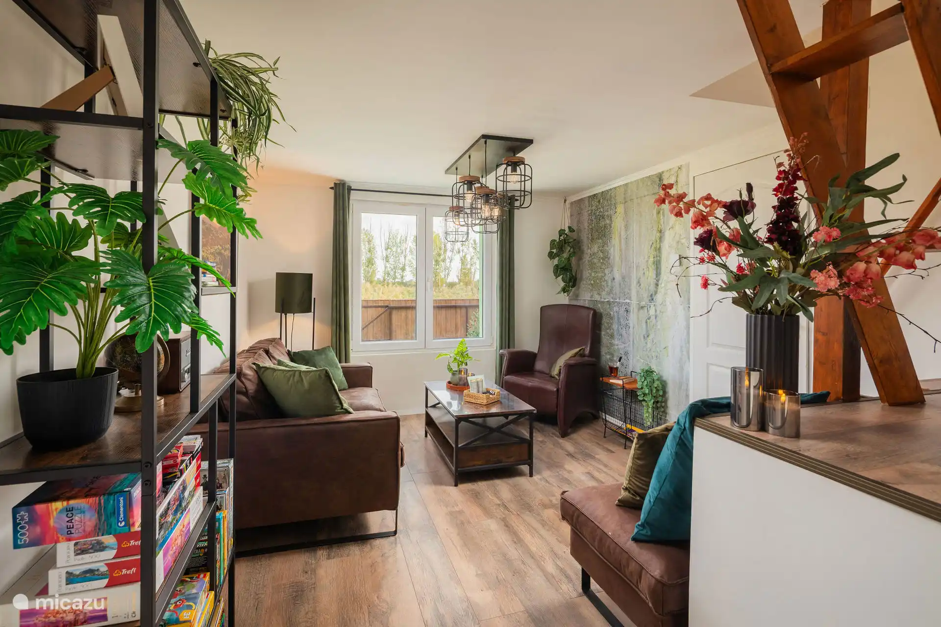 Onze woonkamer is gemaakt om in te ontspannen – kruip onder een dekentje met een goed boek of luister naar het fluiten van de vogels buiten.