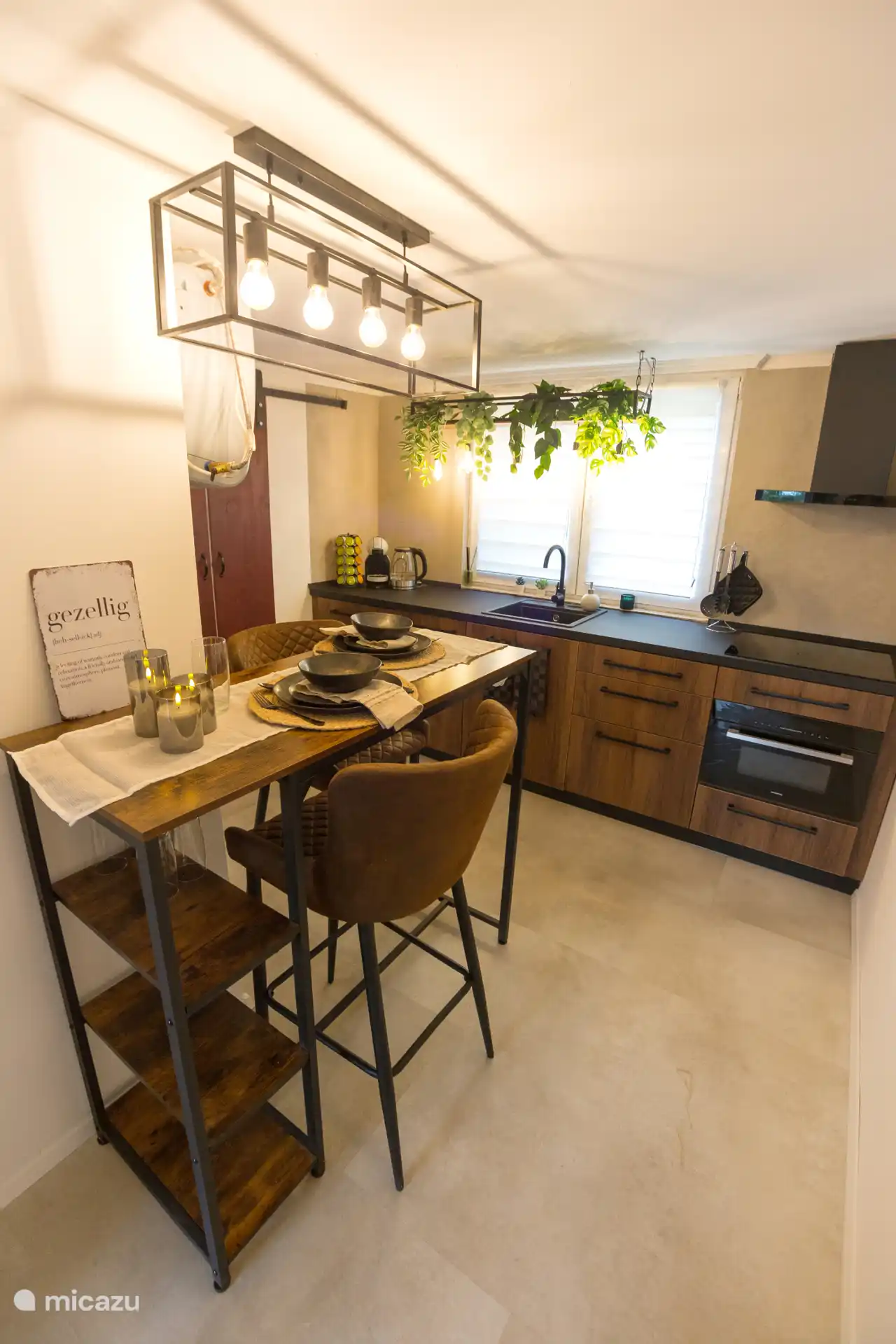 Un coup d’œil dans les coulisses - l’endroit idéal pour prendre le petit-déjeuner en toute tranquillité au bar confortable.