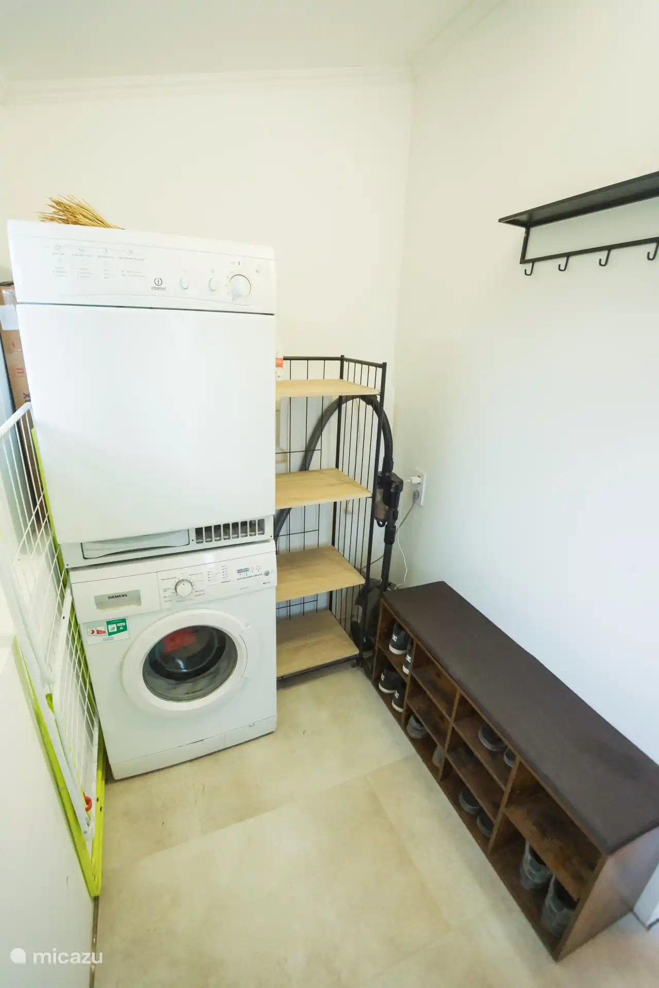 Dans l’entrée, vous trouverez un porte-manteau, un banc avec étagère à chaussures, une machine à laver, un sèche-linge et un fer à repasser. Pratique si vous restez plus longtemps ou si vous voulez simplement échanger vos chaussures de marche contre des pantoufles.