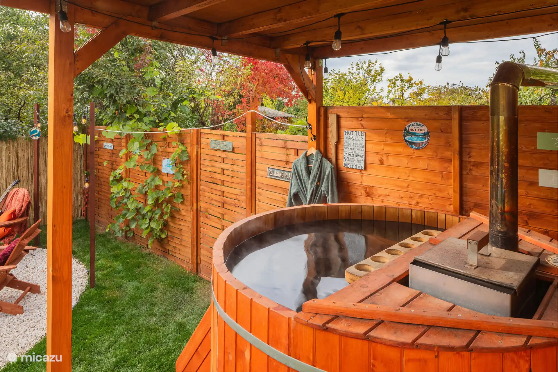 Relax in onze houtgestookte hottub met zoutwater uit de Praid-mijn.
Dit mineraalrijke water staat bekend om zijn weldadige werking op huid, spieren en luchtwegen. 