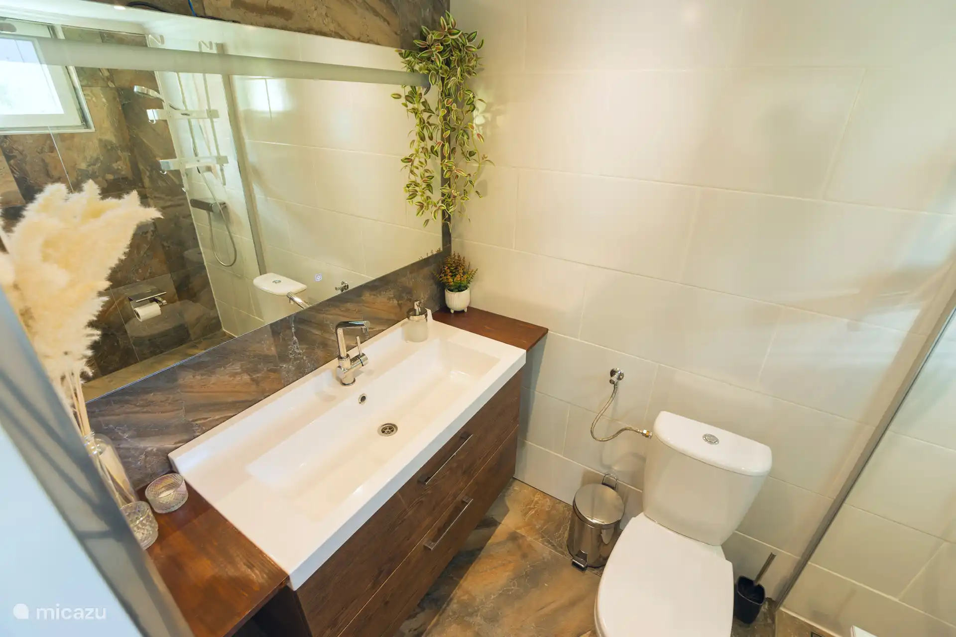 Le large lavabo est idéal pour deux personnes - pas d’embouteillage matinal ici !