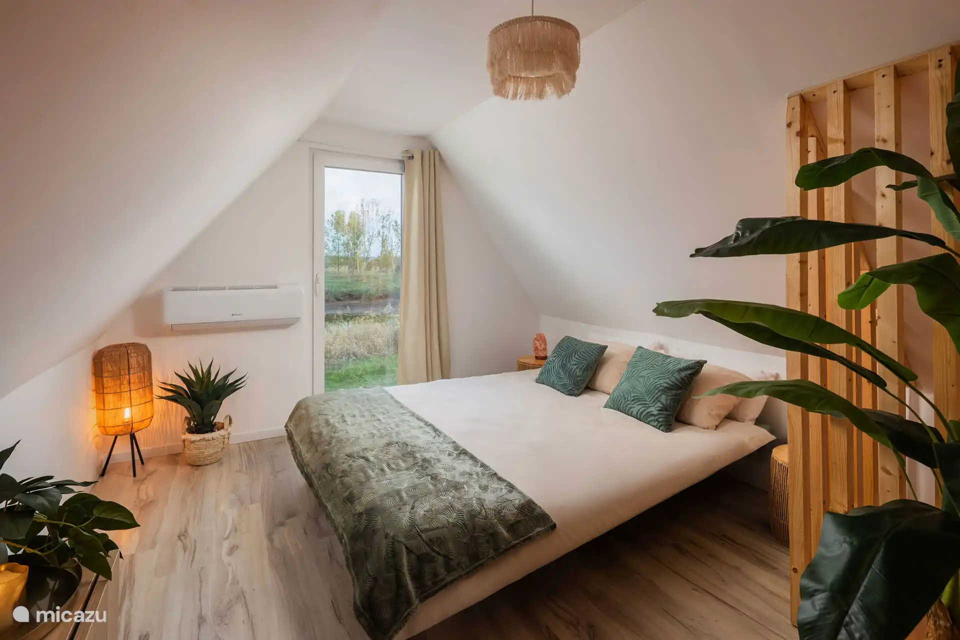 Met een comfortabel tweepersoonsbed, zoutlampje en uitzicht op het water is dit de perfecte plek om tot rust te komen. Hier droom je weg in stilte, omringd door natuurlijke sereniteit.