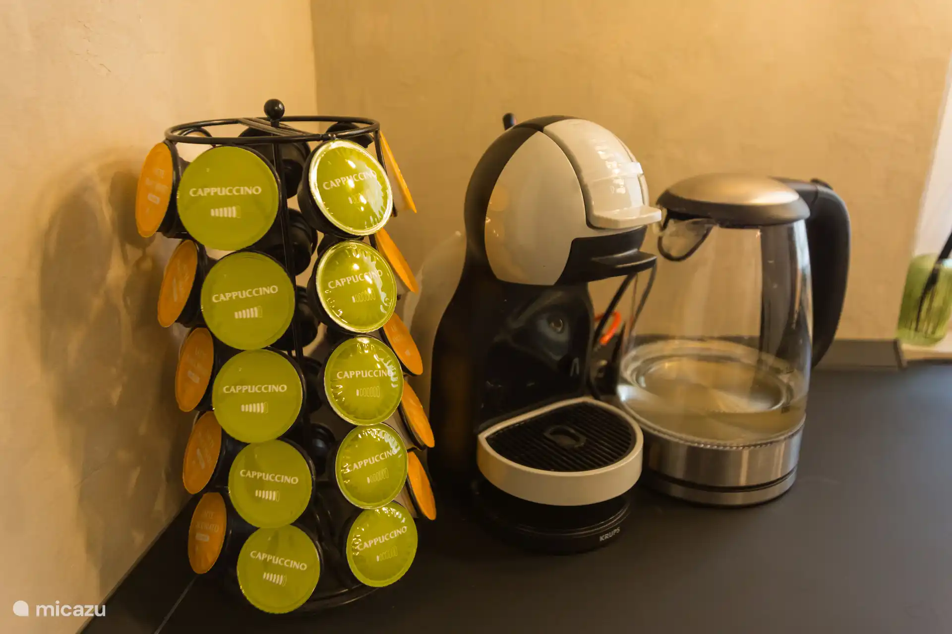 Envie d’un café ou d’un thé ? Utilisez notre Dolce Gusto et notre bouilloire électrique pour un moment merveilleusement chaud.