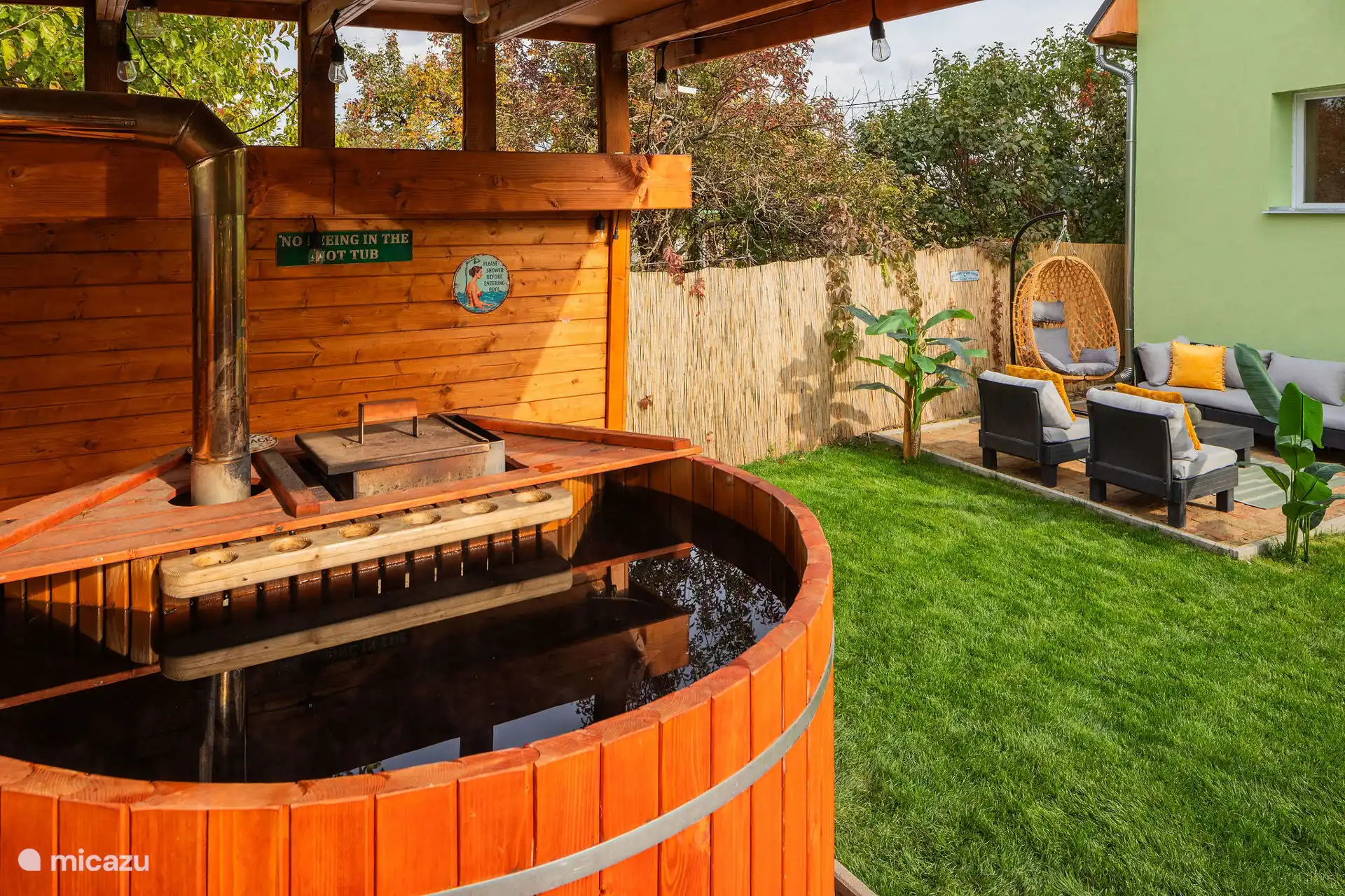 In 2/3 uurtjes is onze authentieke houtgestookte Zweedse hottub opgewarmd. Geen zin om zo lang te wachten? Boek via onze guestguide een voorverwarmde hottub bij aankomst!