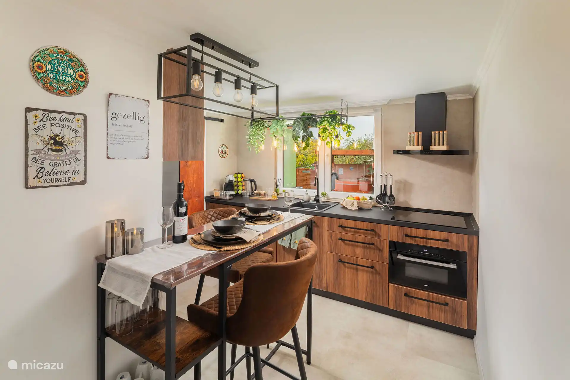 Onze stijlvolle keuken is volledig uitgerust voor jullie culinaire momenten samen. De perfecte plek om in alle rust je ochtend te beginnen met koffie aan de bar of bereid een diner bij zonsondergang.