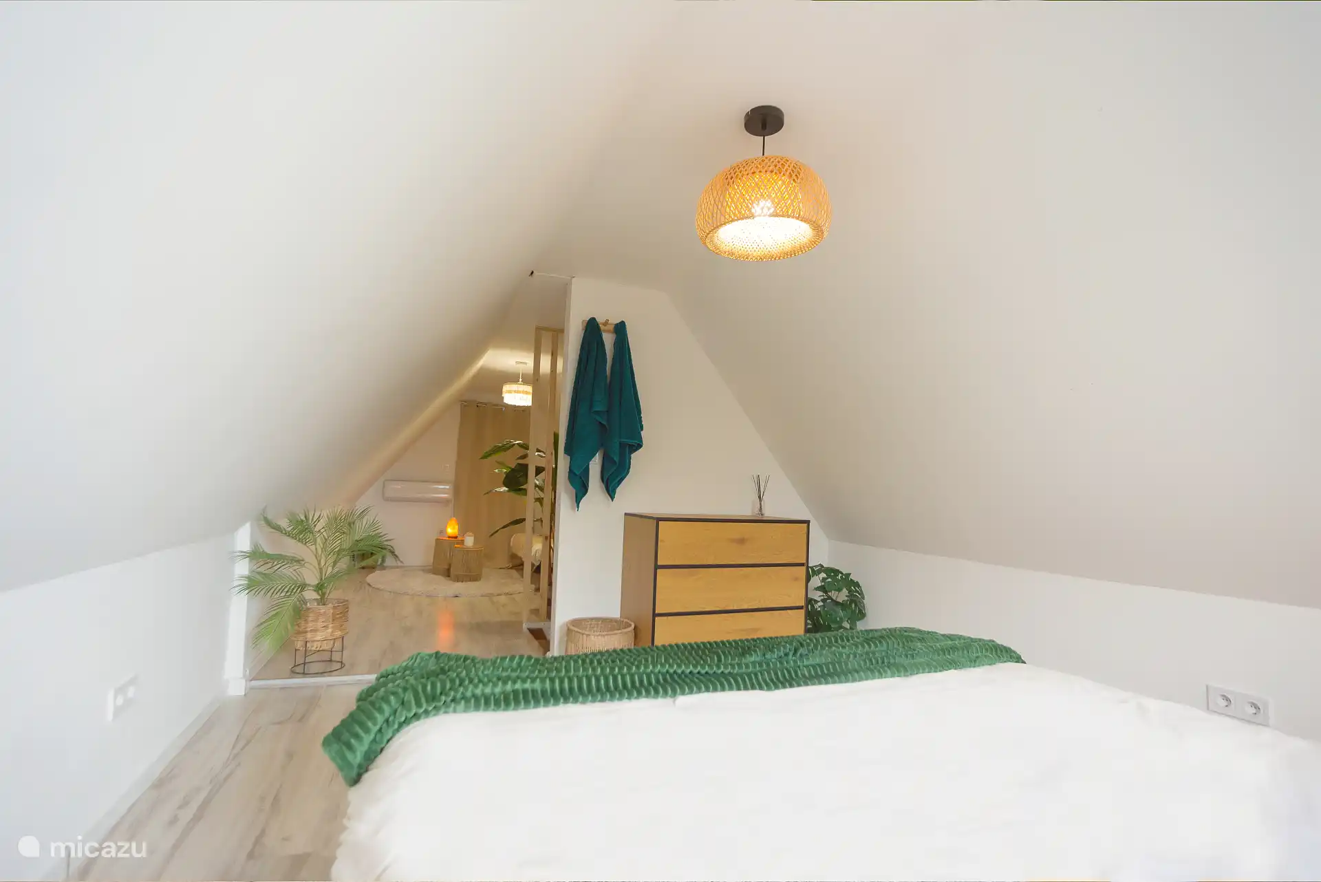 Le plaid polaire vert est là pour une couche supplémentaire de confort lors des matins froids.