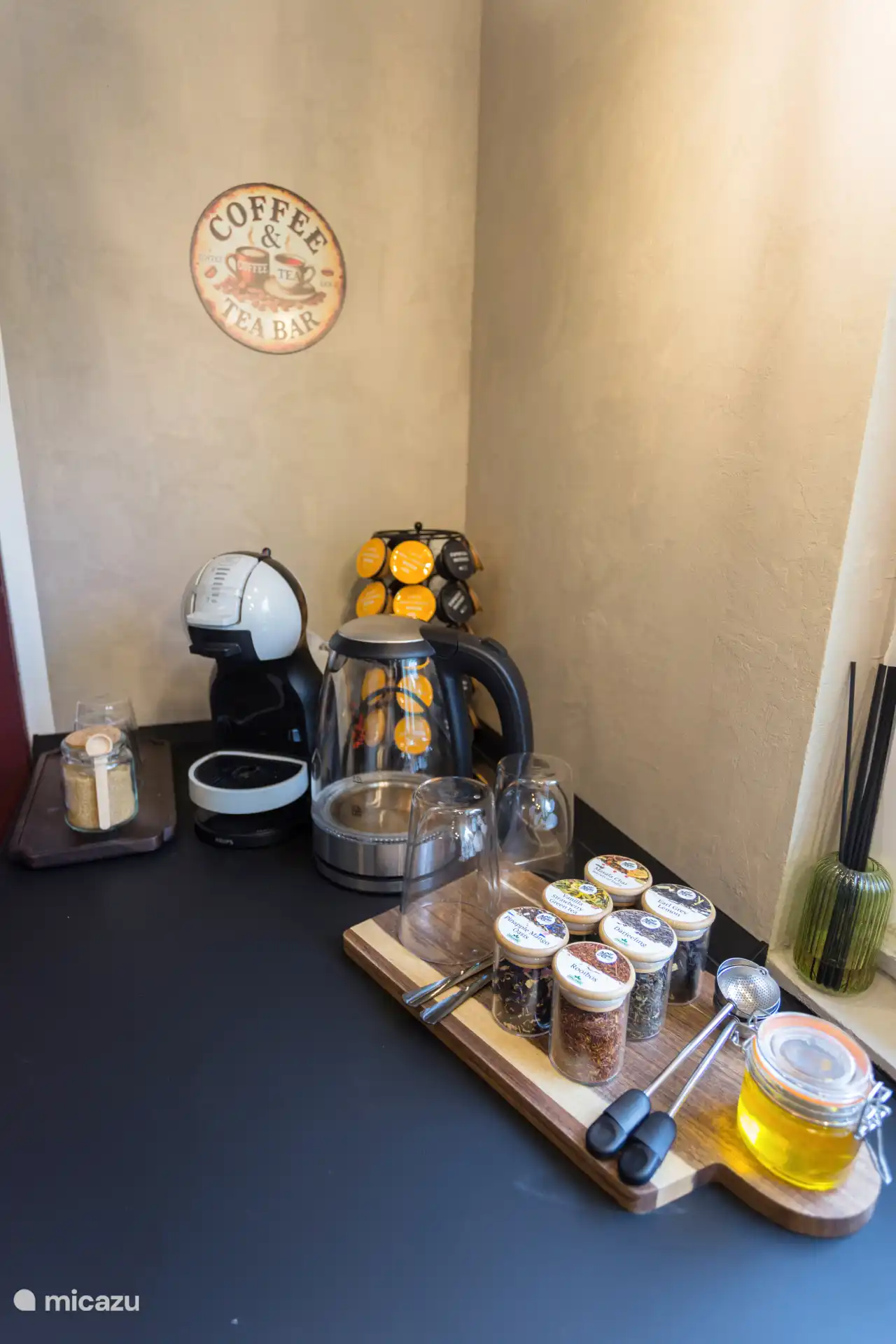 Commencez votre journée du bon pied avec notre bar à café et à thé gratuit, rempli de thé en vrac biologique de ManuTea et d’un délicieux café Dolce Gusto.
