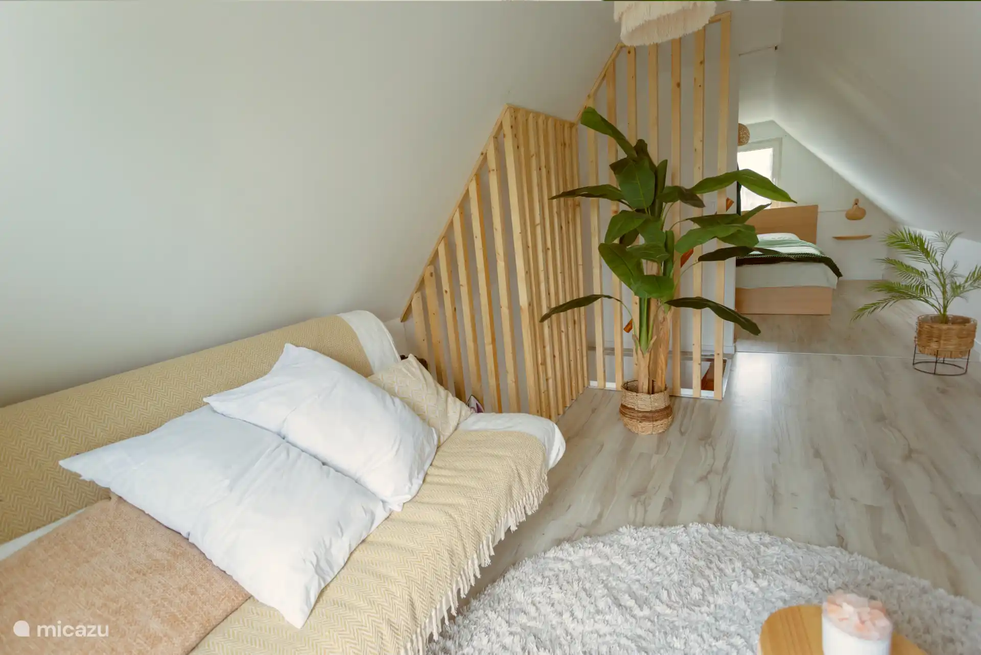 Ce coin ensoleillé vous invite à la rêverie, à la méditation ou à la sieste l’après-midi. Le canapé se transforme en un lit double confortable pour ceux qui passent la nuit – ou qui ne veulent rien pendant un moment.