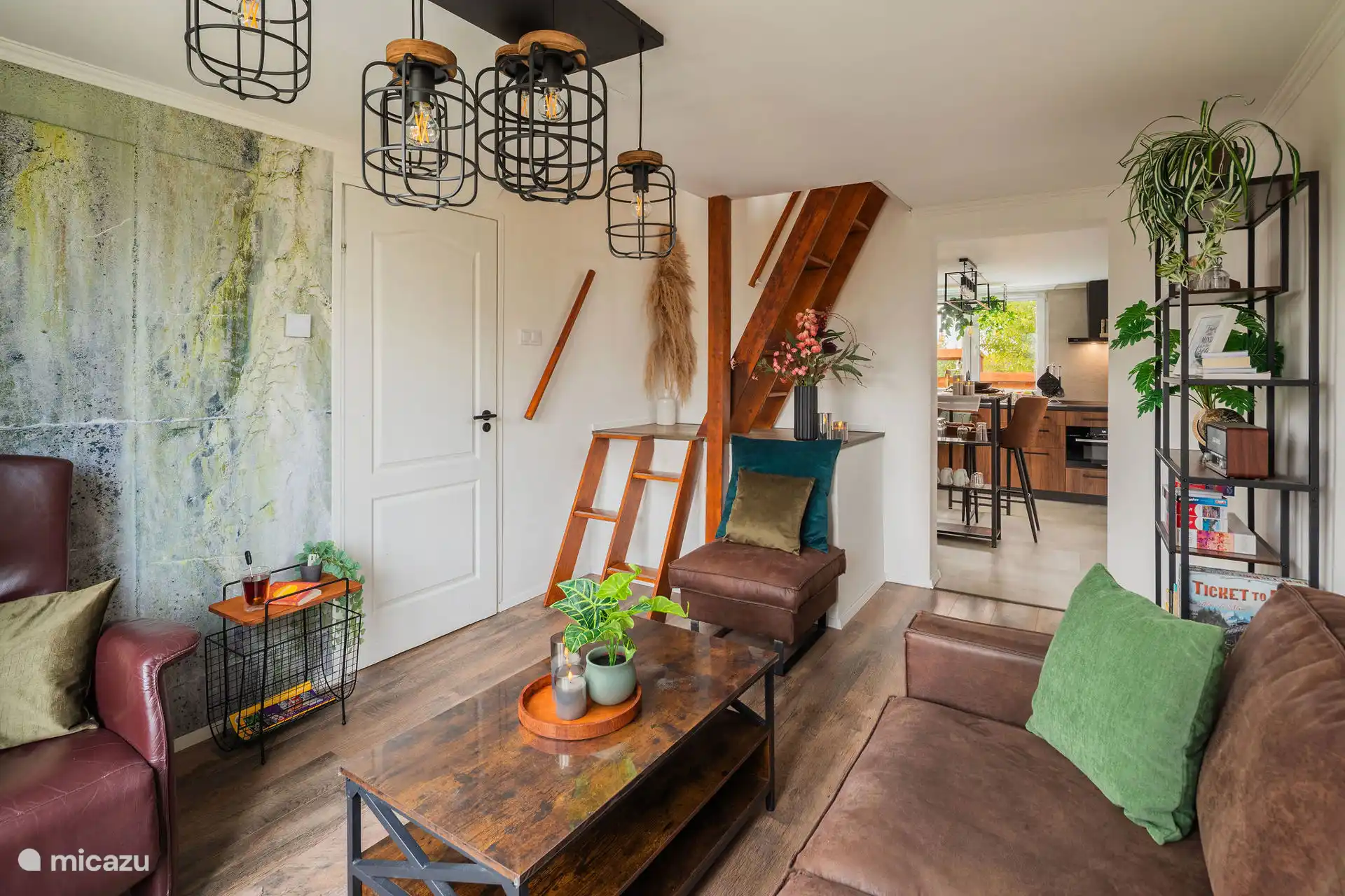 Handgemaakt met liefde: Onze alternating steps is niet alleen praktisch, maar ook een klein stukje vakmanschap. Maar is ons huisje helaas niet geschikt voor kinderen en mindervaliden.