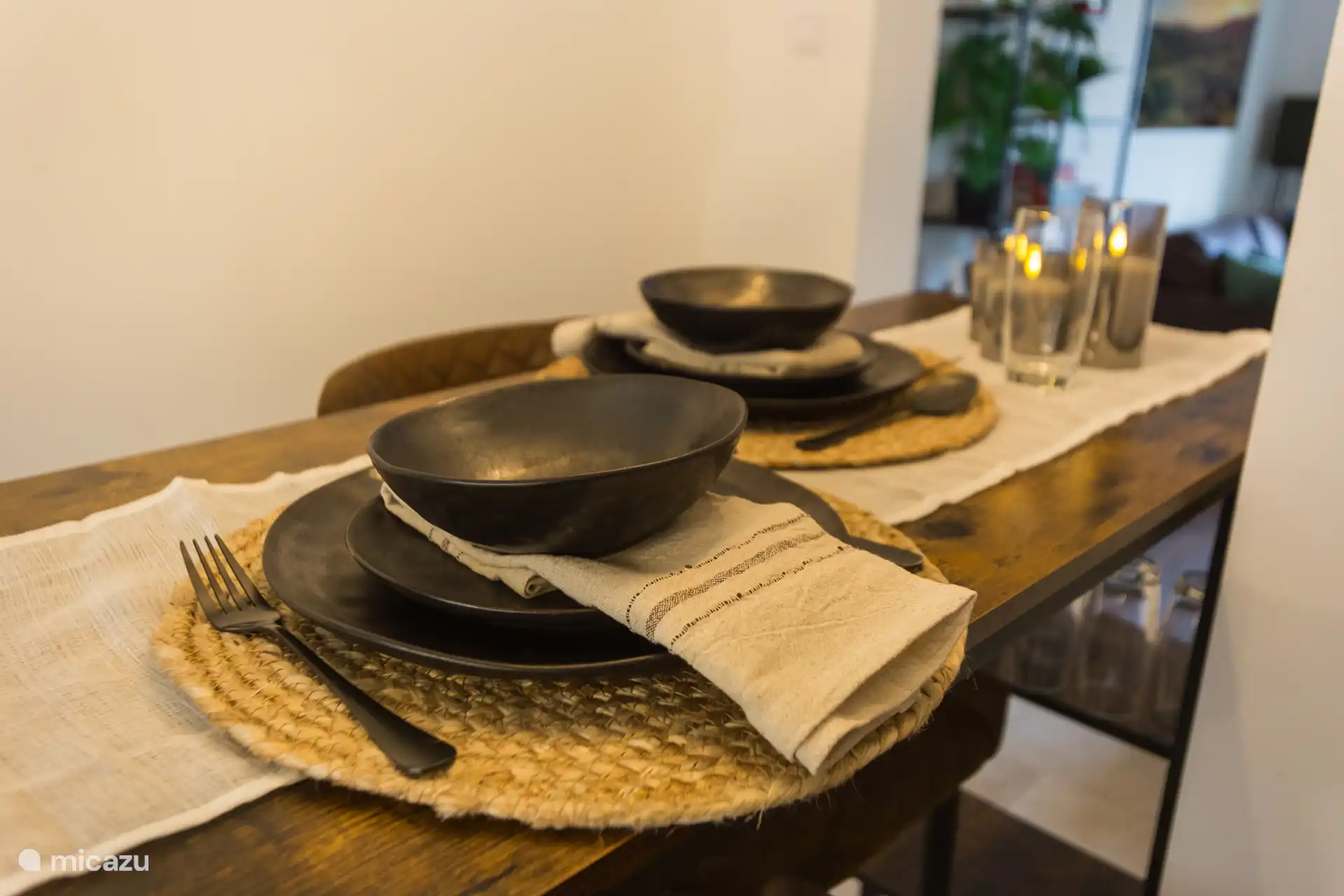 Commencez votre journée par un petit-déjeuner lent au bar, ou terminez-la avec un bon verre de vin et un dîner fait maison. Ici, tout est question d’attention, de simplicité et d’être vraiment ensemble.