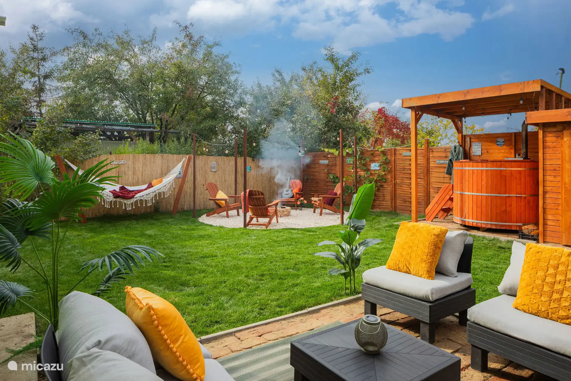 Een tuin vol charme: relax in de hangmat, maak smores bij het vuur of droom weg met een boek op de loungebank. Alles aan deze plek nodigt uit tot rust, verbinding en buitenleven in alle seizoenen.