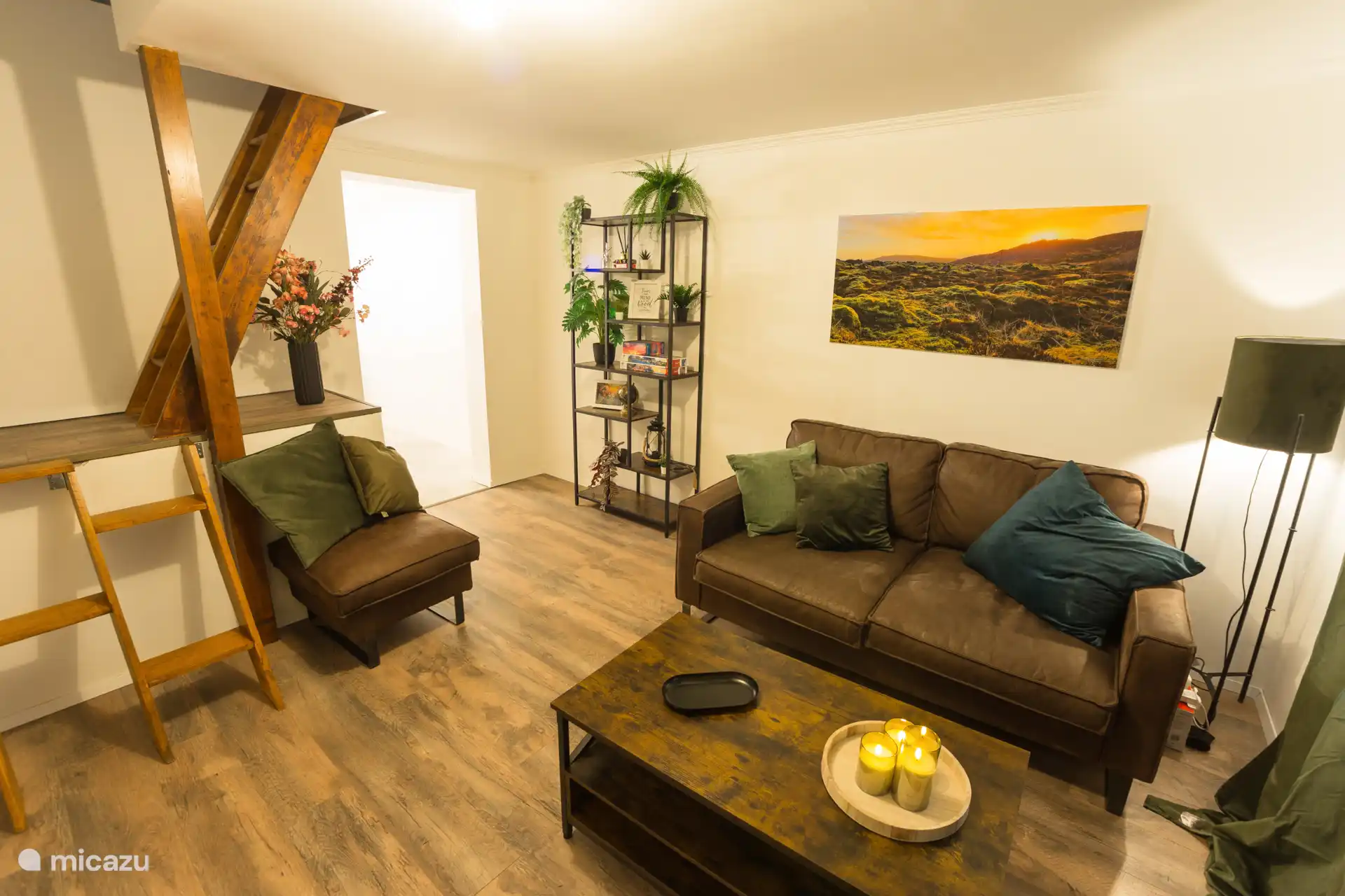 Notre salon confortable. Blottissez-vous sur le canapé avec une tasse de thé, jouez à un jeu ensemble ou faites un puzzle ensemble