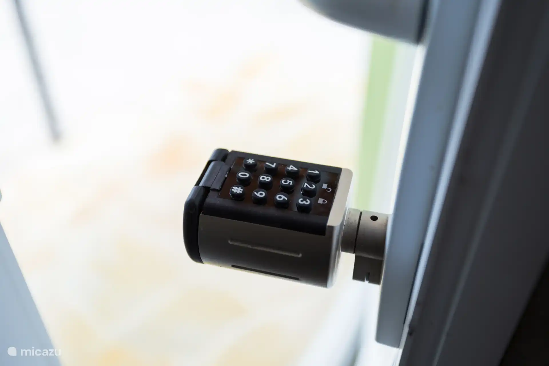 Pas de soucis avec les clés ! Avant votre arrivée, vous recevrez un code personnel pour le portail et la porte d’entrée. De cette façon, vous arrivez toujours sans soucis, 24 heures sur 24 et 7 jours sur 7.