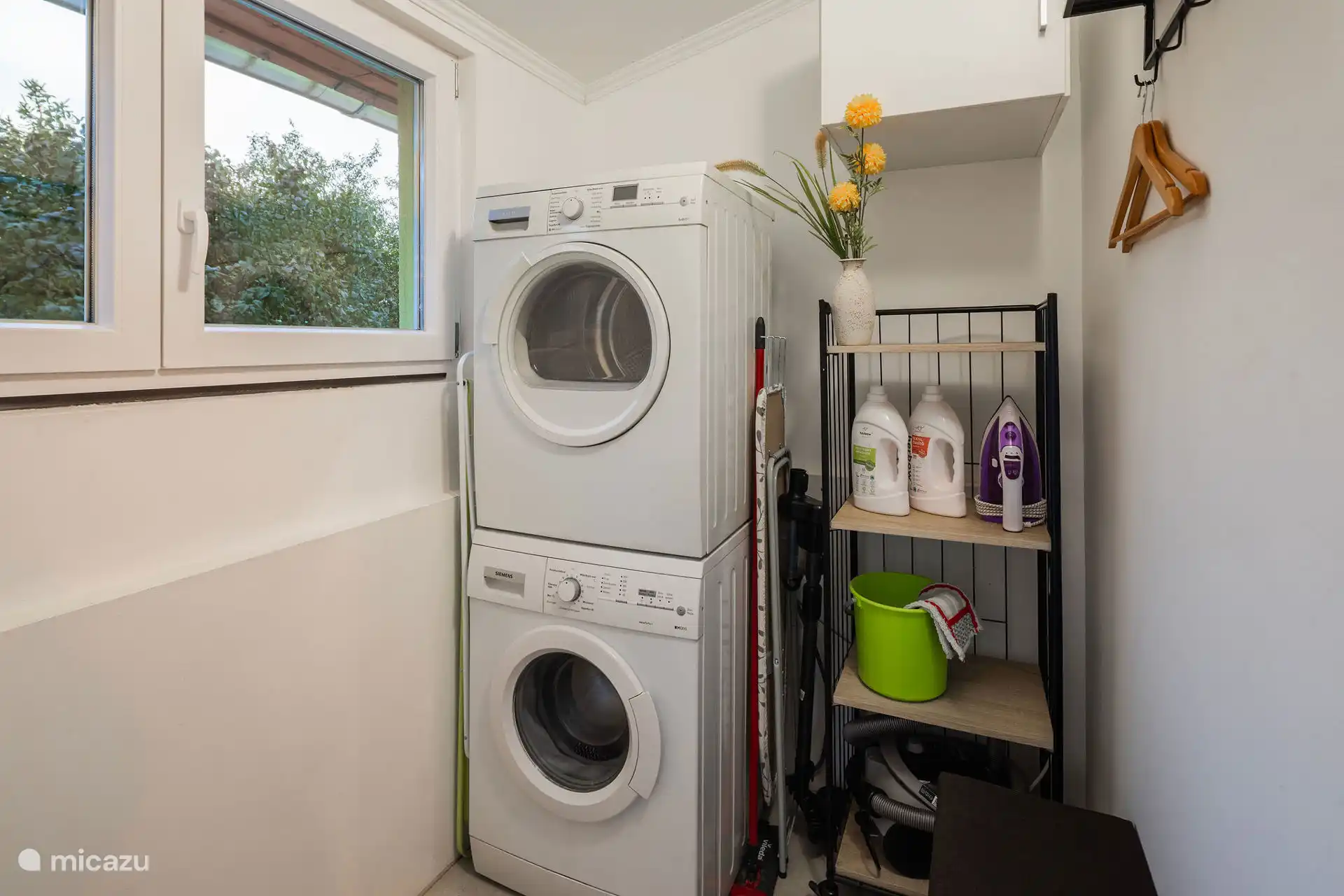 In de hal vind je een kapstok, zitbank met schoenenrek, wasmachine, droger, droogrek, strijkijzer en strijkplank. Handig als je langer blijft – of gewoon even je schoenen wilt omwisselen voor sloffen