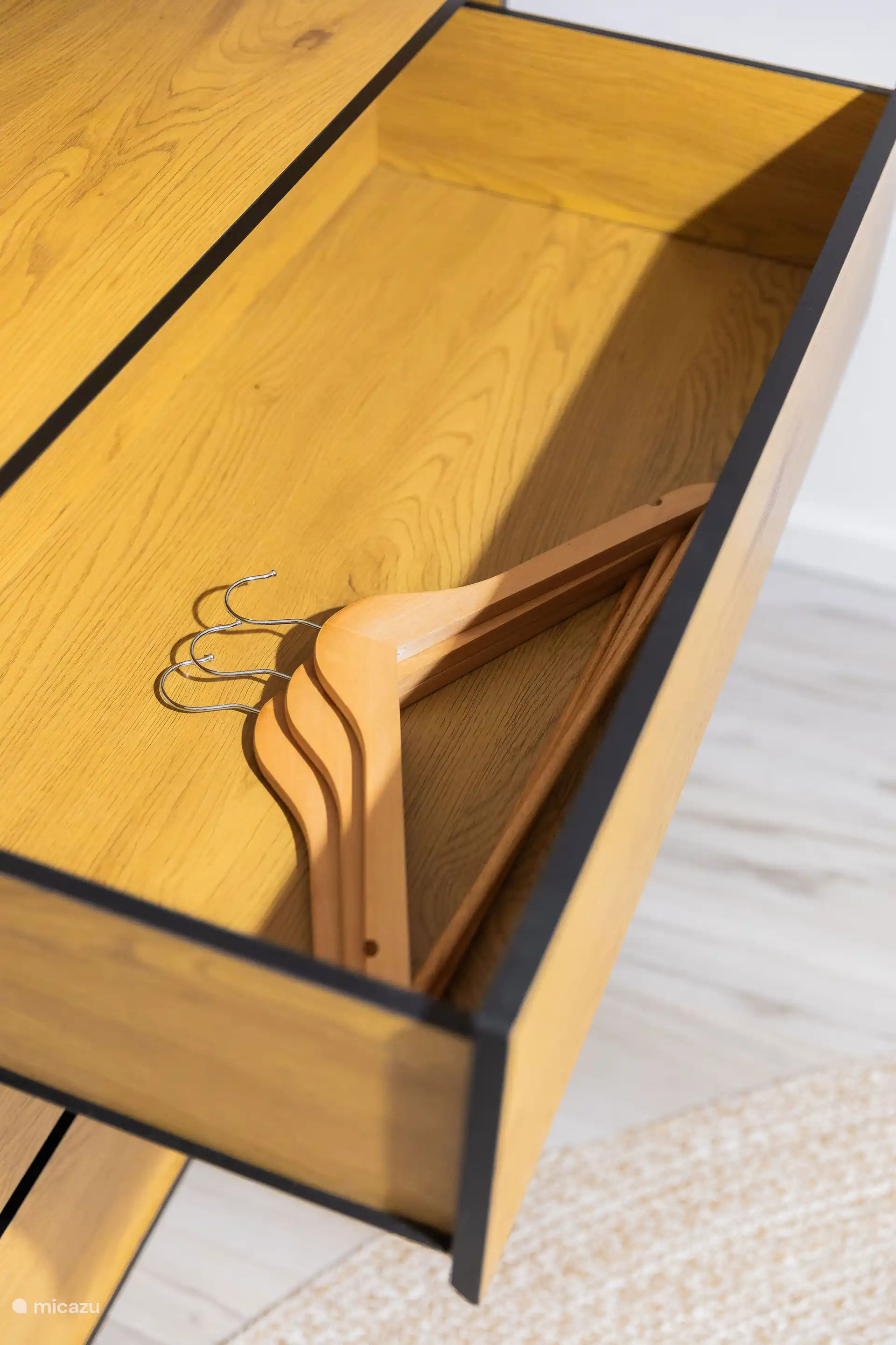 Ook van kledinghangers voorzien.