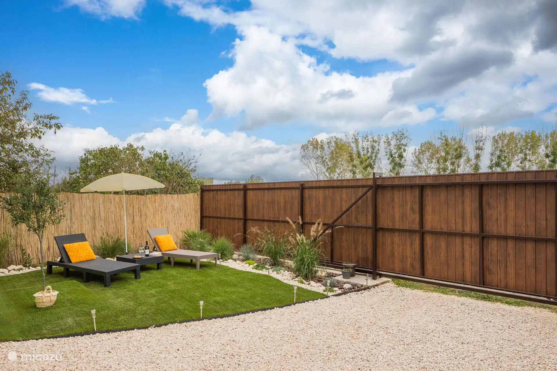 Strijk neer op een ligbed onder de parasol en laat de wereld even achter je, midden in je eigen mediterrane privé tuin.