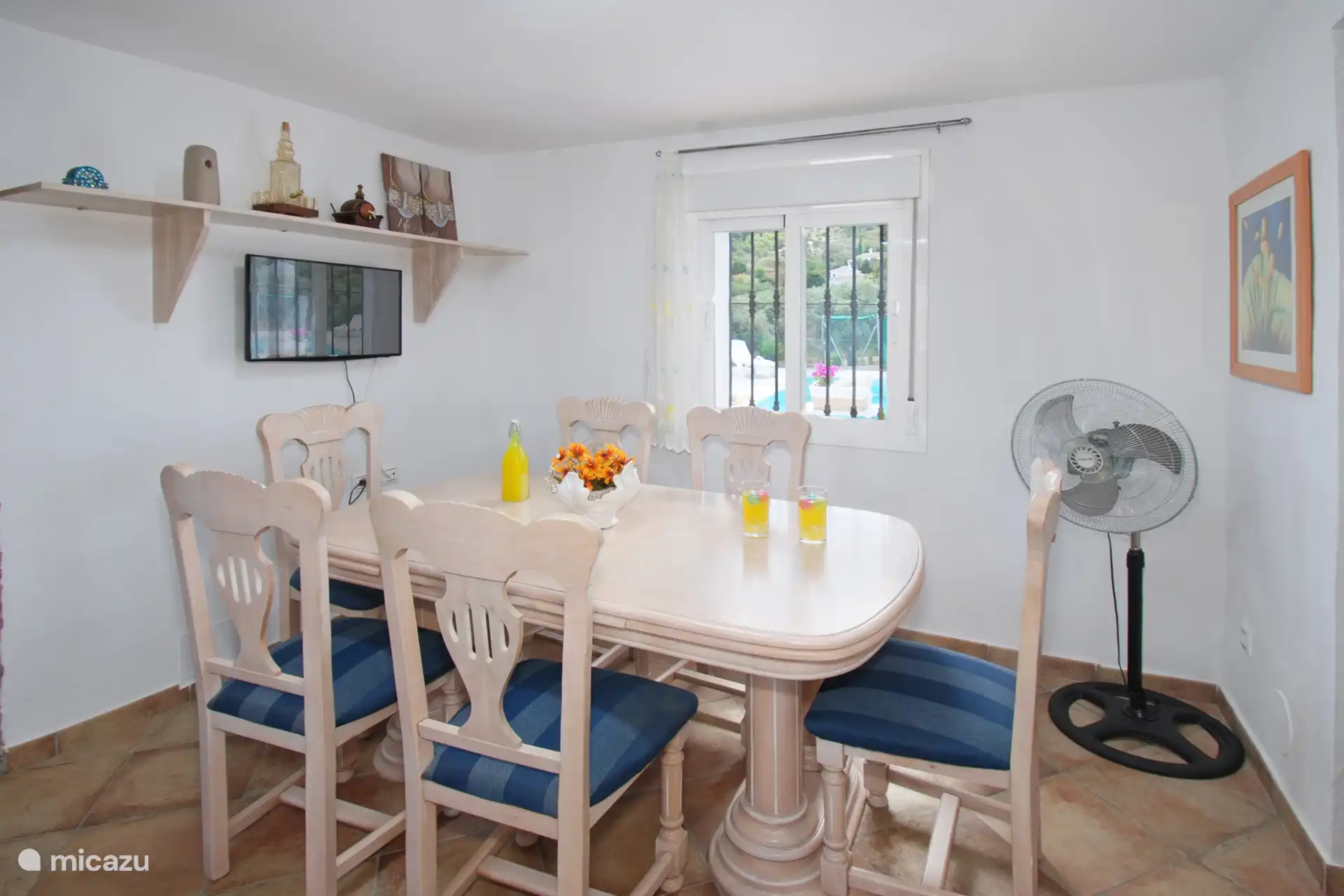 Vom Salon aus betreten Sie die geräumige und helle Küche. Hier gibt es auch einen Fernseher.