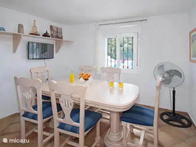 Villa Maria Esnite | Espagne, Costa del Sol, Comares - maison de vacances Du salon, vous entrez dans la cuisine spacieuse et lumineuse. Il y a aussi une télévision ici.