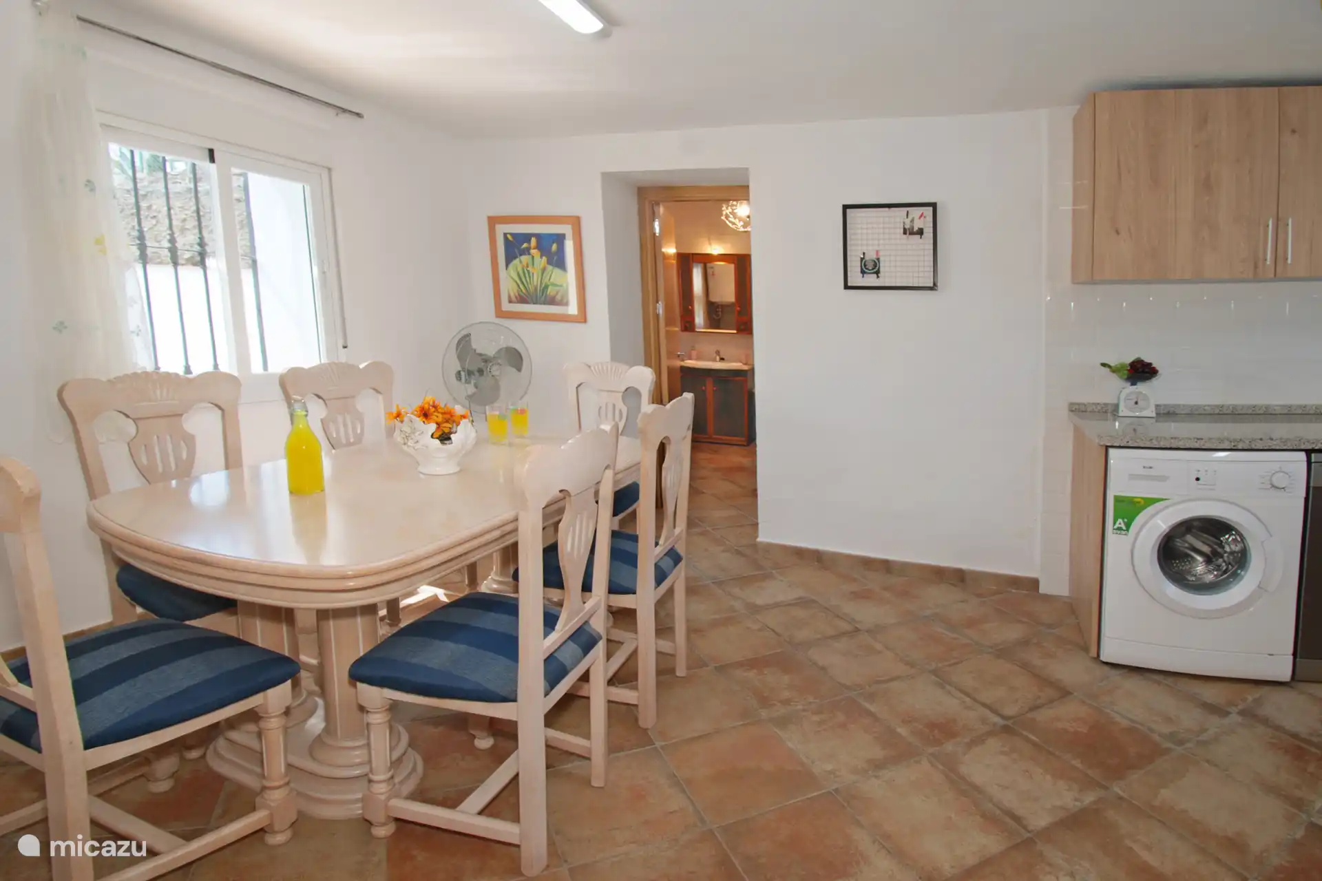 Die Küche ist sehr geräumig und gemütlich. 