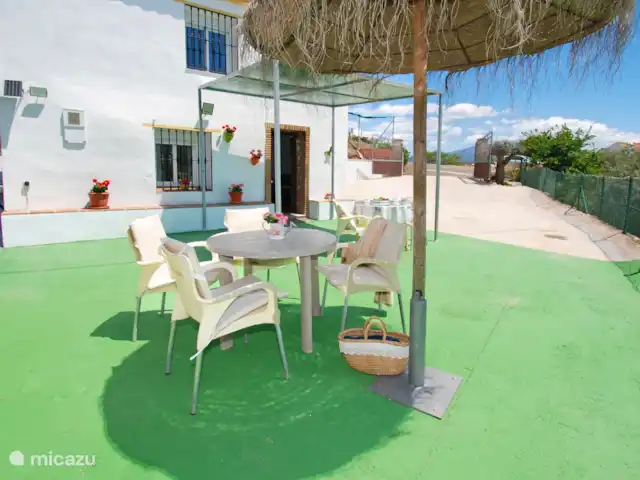 Villa Maria Esnite | Espagne, Costa del Sol, Comares - maison de vacances Des endroits ensoleillés et ombragés, tout autour de la maison.