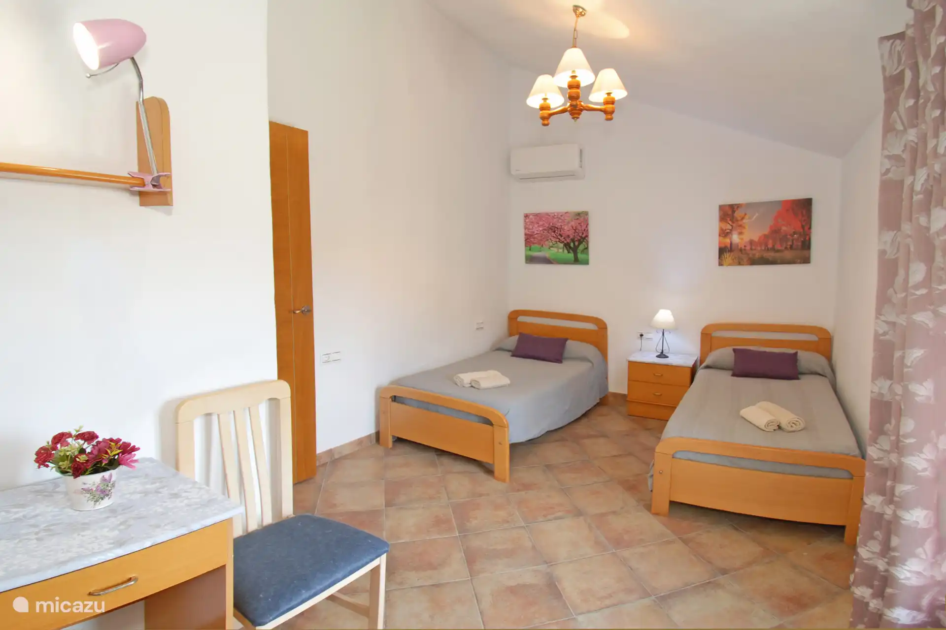 Das zweite Schlafzimmer 2 mit 1-Pers. Betten und Klimaanlage für einen erholsamen Schlaf. 