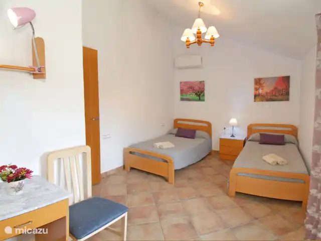 Villa Maria Esnite | Espagne, Costa del Sol, Comares - maison de vacances La deuxième chambre 2 avec 1 pers. lits et climatisation pour une merveilleuse nuit de sommeil.