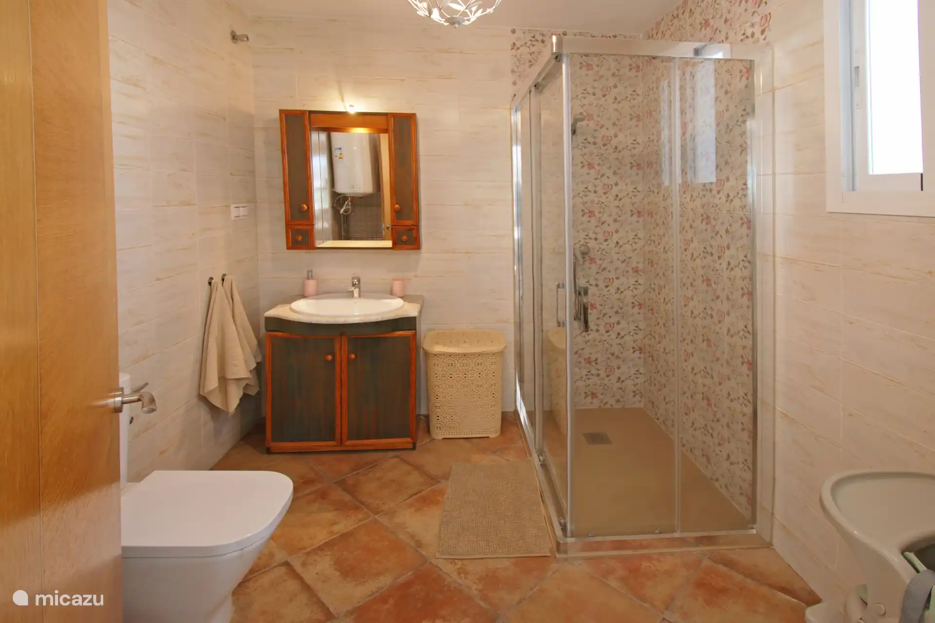 Von der Küche aus gelangt man in eines der 2 Badezimmer mit Dusche und WC.