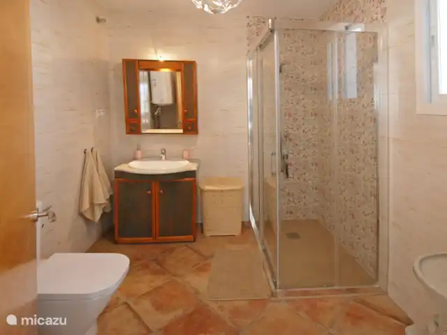 Villa Maria Esnite | Espagne, Costa del Sol, Comares - maison de vacances De la cuisine, vous entrez dans l’une des 2 salles de bains avec douche et toilettes.