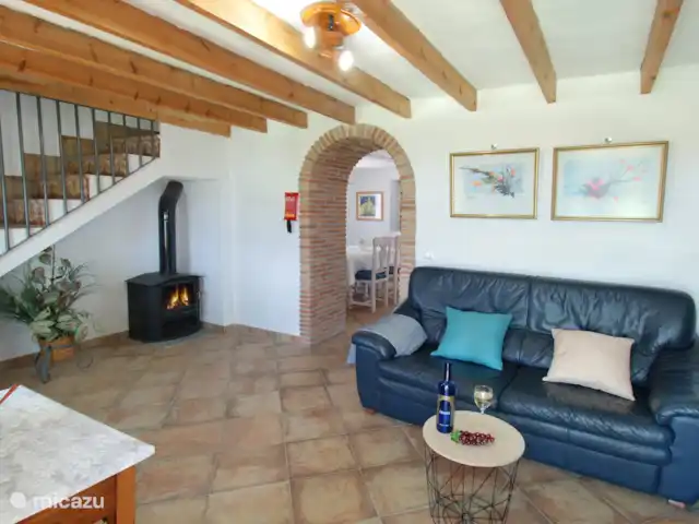 Villa Maria Esnite | Espagne, Costa del Sol, Comares - maison de vacances Le poêle à bois rend les froides soirées d’hiver agréables dans notre salon.