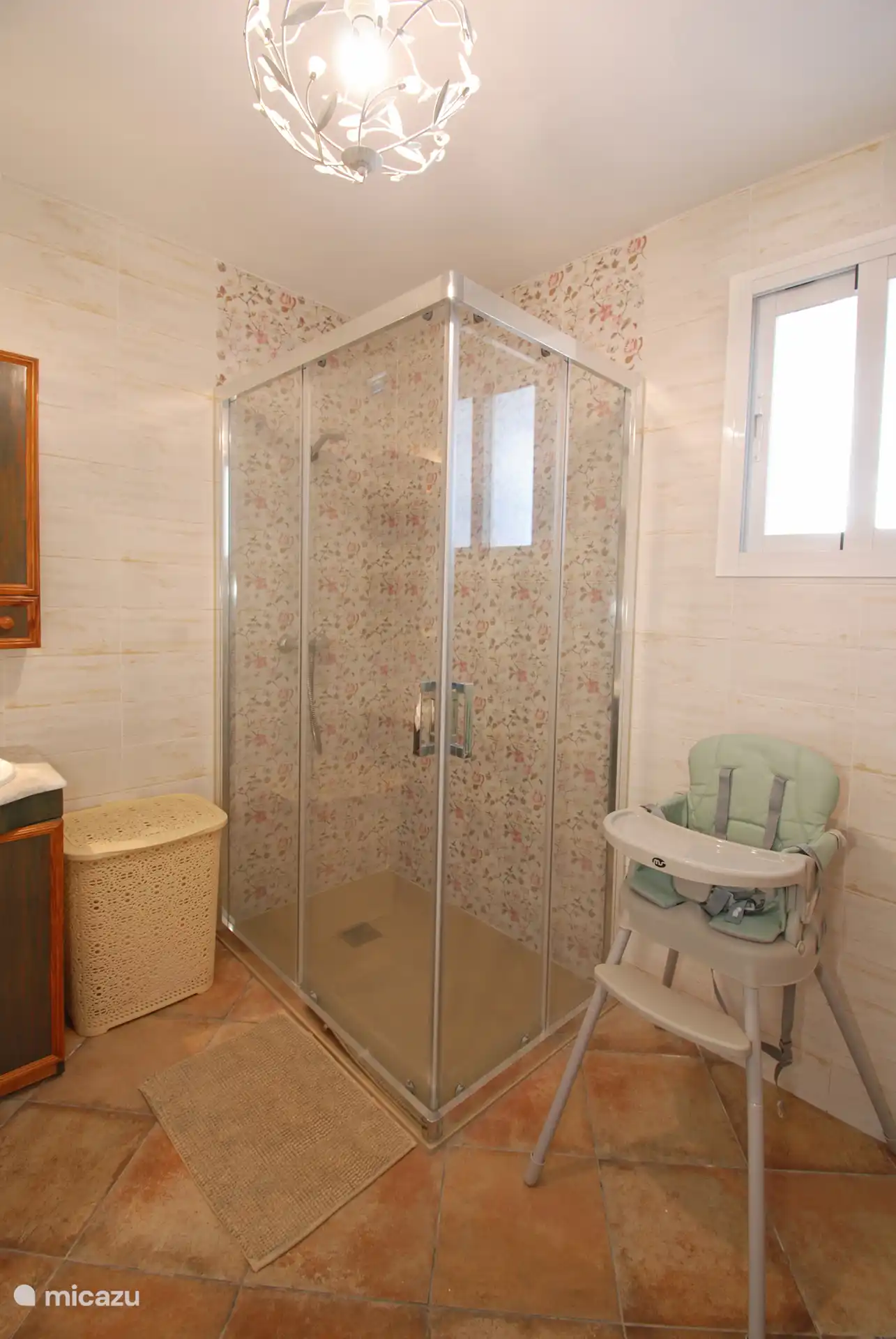 Für Gäste mit einem Baby stehen ein Hochstuhl und ein Babybett kostenlos zur Verfügung. 