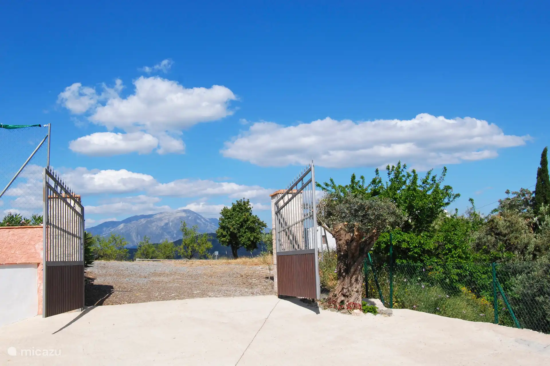 Wir haben einen sehr geräumigen, abschließbaren Parkplatz am Haus. 