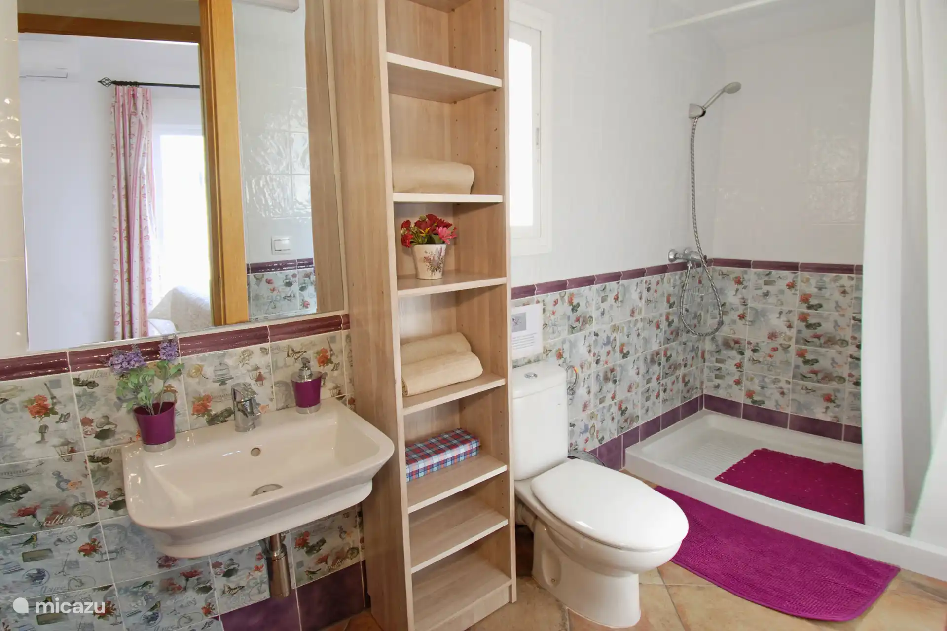 Das 2. Badezimmer befindet sich im Obergeschoss, mit Dusche und WC. 