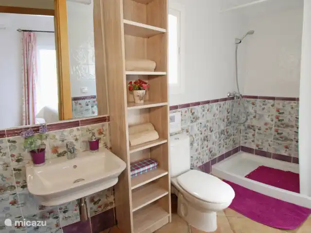 Villa Maria Esnite | Espagne, Costa del Sol, Comares - maison de vacances La 2ème salle de bain se trouve à l’étage, avec douche et toilettes.