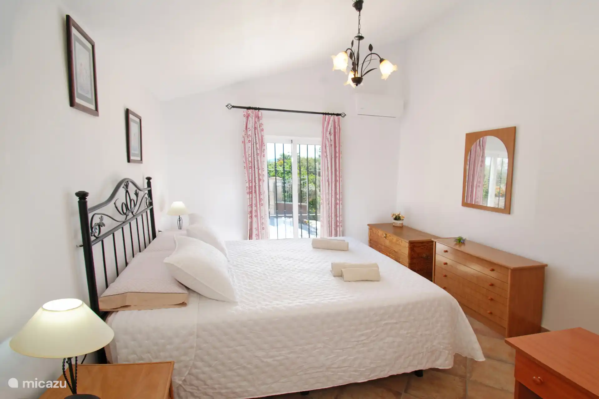 Die Schlafzimmer verfügen über eine Klimaanlage. 