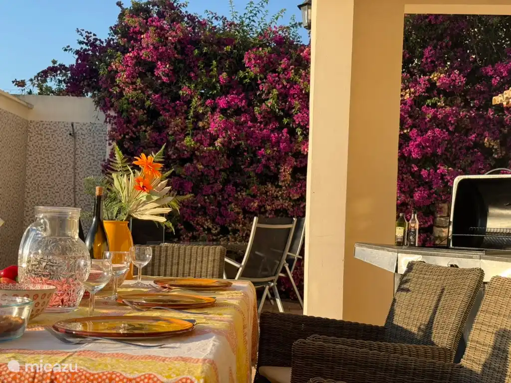 Esstisch im Freien mit Aussicht